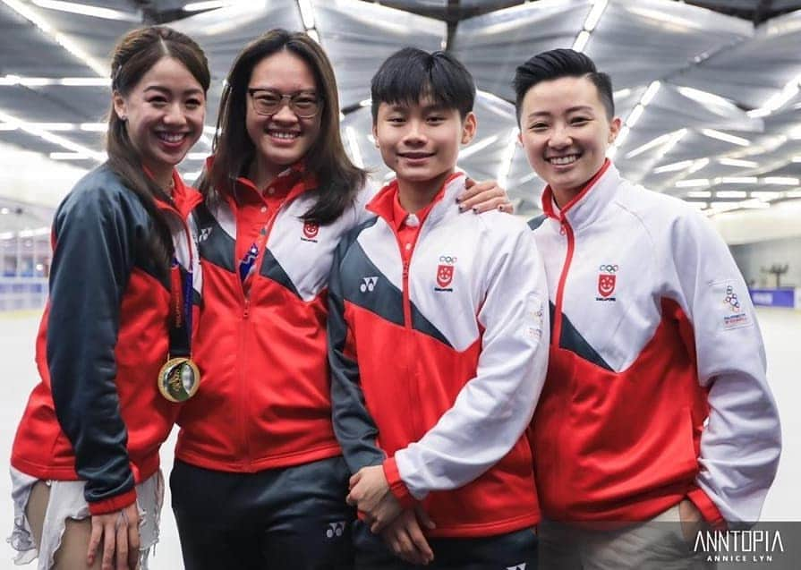 クロエ・イングさんのインスタグラム写真 - (クロエ・イングInstagram)「This gold is for you Singapore.🥇⛸️🇸🇬❤ [#WeRoarAsOne] It's difficult to find where to begin; competing here in Manila at the 30th #SEAGames2019 has been an absolute tremendous experience, a whirlwind of emotions, and a complete blessing. I skated my whole heart out and gave my absolute best, I fought with all my might, and every performance I put out was not only for myself, but for each and every one of you. I hope you could all feel the pure joy and love I have for this sport through my skating. I'm so happy I could come back and win the free program after making minor mistakes in my short. I'm proud I was able to improve my result from the previous games and also put forth a new SEA Games record by 17 points. It wasn't an easy feat and l'm so unbelievably honoured to be able to bring the 3rd gold medal home for Singapore, and to contribute to the #TeamSG medal count at these Games. I've been overwhelmed by the amount of support and encouragement I've received here. Thank you for having me Manila, and thank you for being such a wonderful crowd yet again. I have some of my most cherished moments here, and this week I added one more. I'm ecstatic to see figure skating growing here in South East Asia, I'm thrilled to be a part of the movement, and I'm more motivated than ever to work even harder. Again, big thank you to Singapore, SISA, and SNOC for believing in me and giving me the opportunity to fly our flag as part of the one and only #TeamSingapore. Dreams are achievable, and hard work truly, truly pays off. I love my sport and I love my country. We are all #OneTeamSG. #MajulahSingapura #Singapore #SEAGames #FigureSkating #IceSkating #RoadToSEAGames2019 ⛸: Always @iskateriedell and @johnwilsonblades!❤ 📷: @anntopia @sportsbyannicelynn @sgolympics」12月2日 22時37分 - ing.chloe