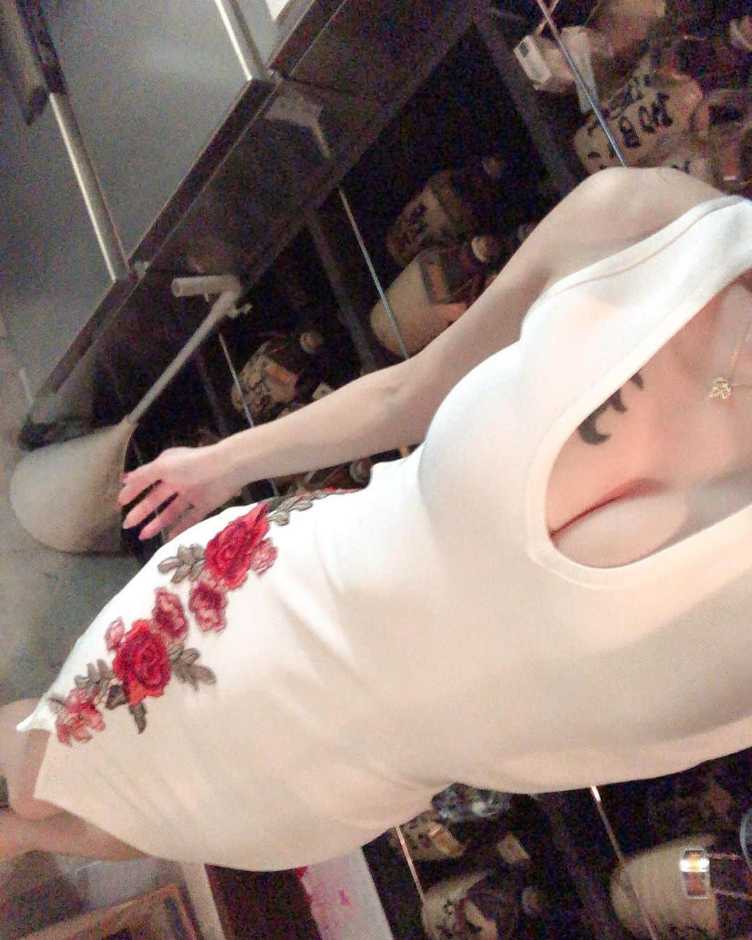 高橋沙弥華のインスタグラム：「ゆみぴと遠隔おそろの👗💓 かわゆ❤ ピッタピタの生地やから食べすぎた日は着れない😂  カメラの設定変えてないのに顔シュッて見える😂  @angelr_dress #ドレス #おにゅー #可愛い #薔薇 #シンプル #タイトドレス #セール #セール購入品 #ラッキー #👗」