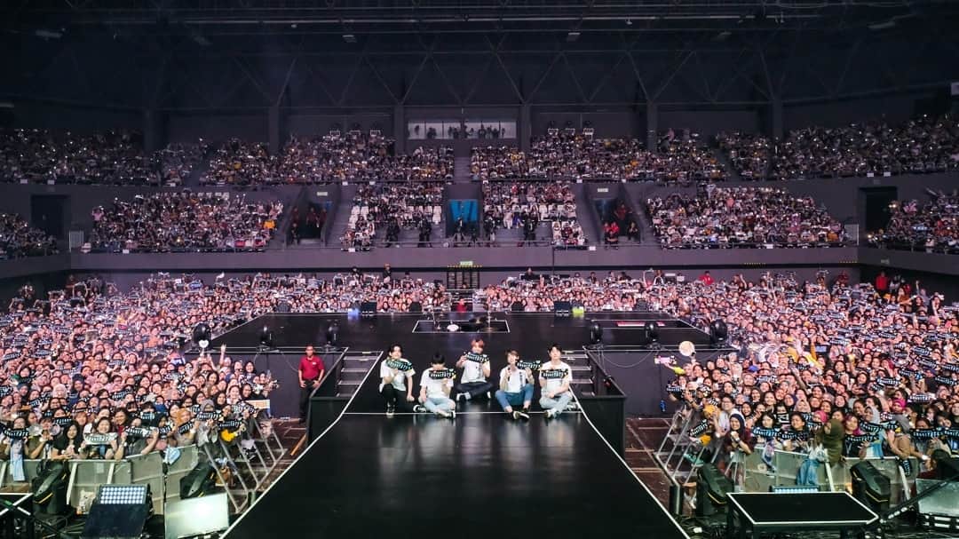DAY6さんのインスタグラム写真 - (DAY6Instagram)「Jakarta you guys were just perfect!! Thank you so much for all the support and the ENERGY!!! So until the next time we meet, stay healthy and happy!! Sampai Jumpa lagi!」12月2日 22時39分 - day6kilogram