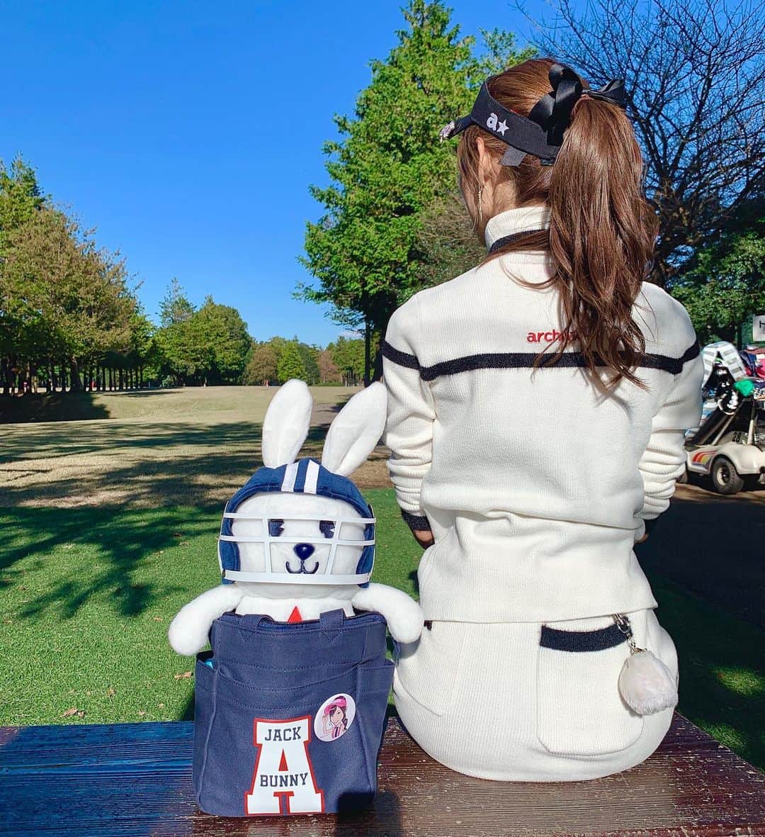 のインスタグラム：「加工なしの青空。 アルチビオのホワイトコーデかわいい🥺 しかしスカート曲がってる。 . . . ☑︎ウェア  @archivio.official ☑︎カートバッグ&ヘッドカバー @jackbunny_official . . . #ゴルフコーデ #アルチビオコーデ #アルチビオ  #ジャックバニー」