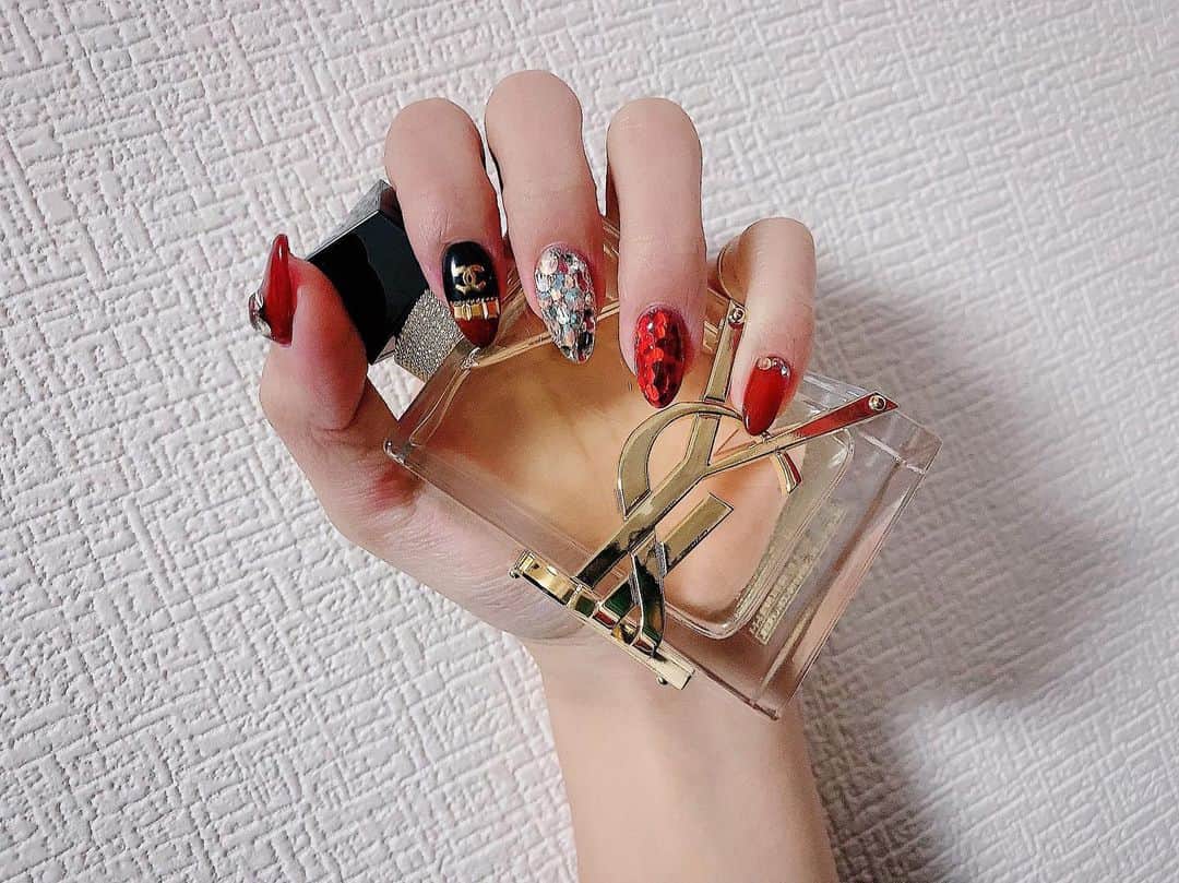 鈴木まりなのインスタグラム：「New Nail🎅🎄   @list.nail 担当 盛さん❤️ いつも派手なデザインにして頂いてます🤩   サンプルは200種類以上🧤 施術がすごく丁寧なのでおすすめです✨   List. 06-6253-0031 大阪府大阪市中央区南船場4-12-8 関西心斎橋ビル７Ｆ     #マリナネイル #ネイルデザイン #クリスマスネイル #大阪ネイルサロン #ネイルでマインドリセット #list_nail #nail #naildesign #winternails」