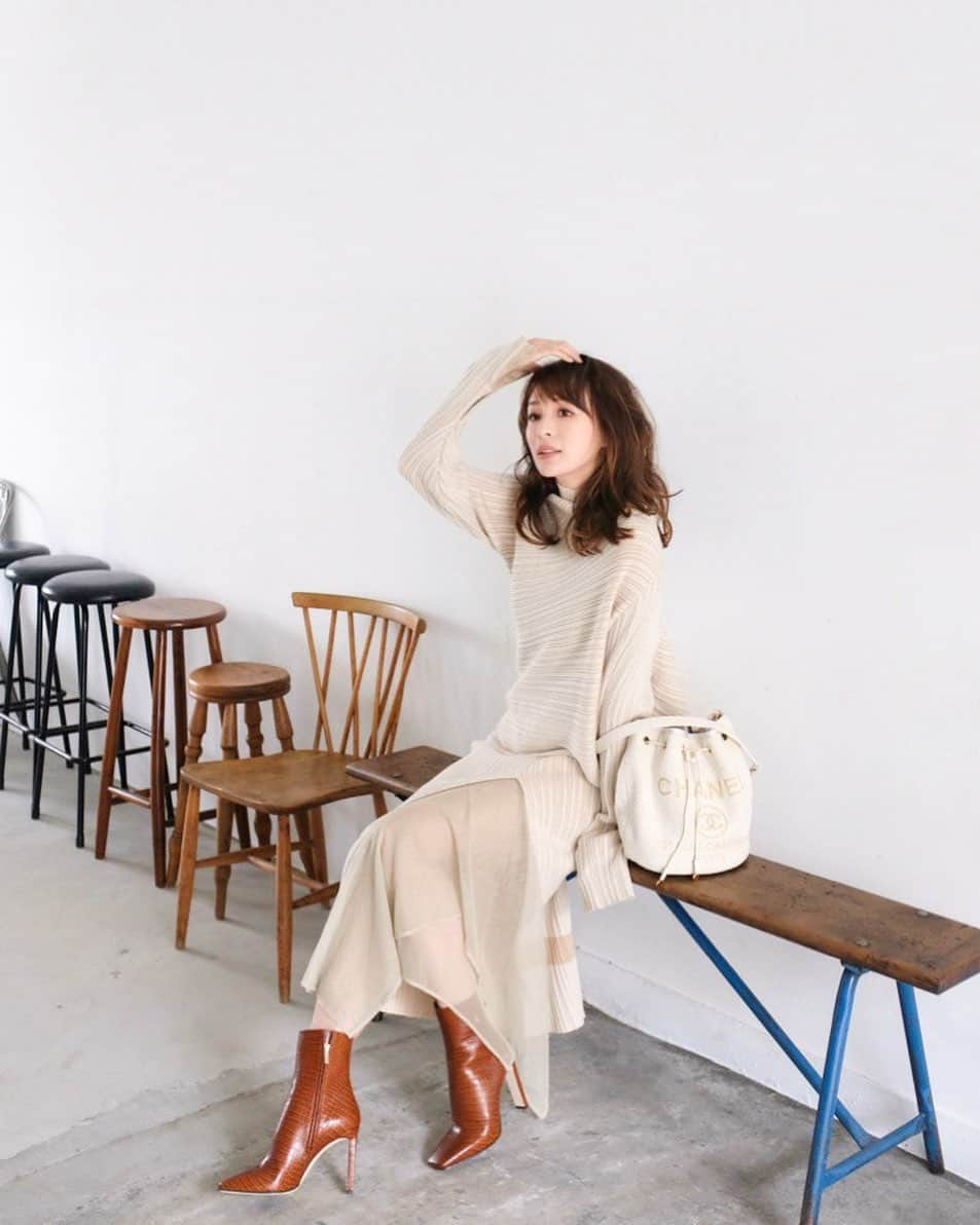 舞川あいくさんのインスタグラム写真 - (舞川あいくInstagram)「Beige×White 🧚‍♀️ 柔らかくて包まれるような白が好き。 . dress @elendeek  boots @jimmychoo  bag @chanelofficial .  #fashion #autumm #tokyo」12月2日 22時44分 - aiku_0817__