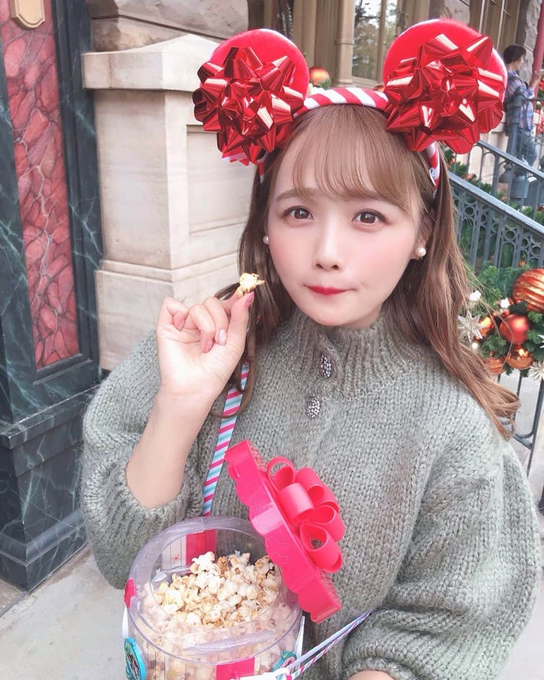 計良日向子（ひなひ）さんのインスタグラム写真 - (計良日向子（ひなひ）Instagram)「. . 可愛すぎるクリスマスの ポップコーンバケット🎄💗 これは本当に可愛すぎる、、😭💗 . . . 👗トップス @zara . 今期のZARA可愛すぎて何度も お店チェックしちゃってる☺️ . . . #tokyodisneysea #disneysea #disney #tds #ディズニーシー #ディズニー #ディズニーバウンド #ディズニークリスマス #クリスマス #xmas #christmas #私服 #coordinate #zara #ビジョビ #グルジョ #love #instagood」12月2日 22時45分 - kerahinako1105