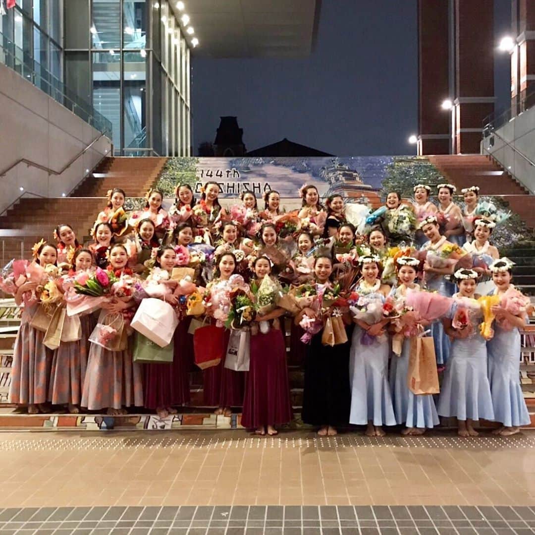 越智萌日のインスタグラム：「同志社大学EVE祭で、フラサークル「MeahulaNohealani」を引退しました🌺 . 新歓ステージで先輩のキラキラ輝くフラをみて「入るべきサークルはここだ！」と、直感でフラダンスを始める決意をして3年💐 . ここまで続けてこれたのは、「チームでステージを創り上げて表現しお届けする」フラダンスの楽しさに気づけたから、そして何より、たくさんの素敵な仲間に恵まれたからです✨ . 私の大学生活は、間違いなくフラのおかげで彩りある、豊かなものになりました🍀 本当にフラに出会えて、メアフラに入ってよかったです💕ありがとうございました🌺 . #eve祭 #同志社 #同志社大学  #同志社大学eve祭  #meahulanohealani  #kaanaale」