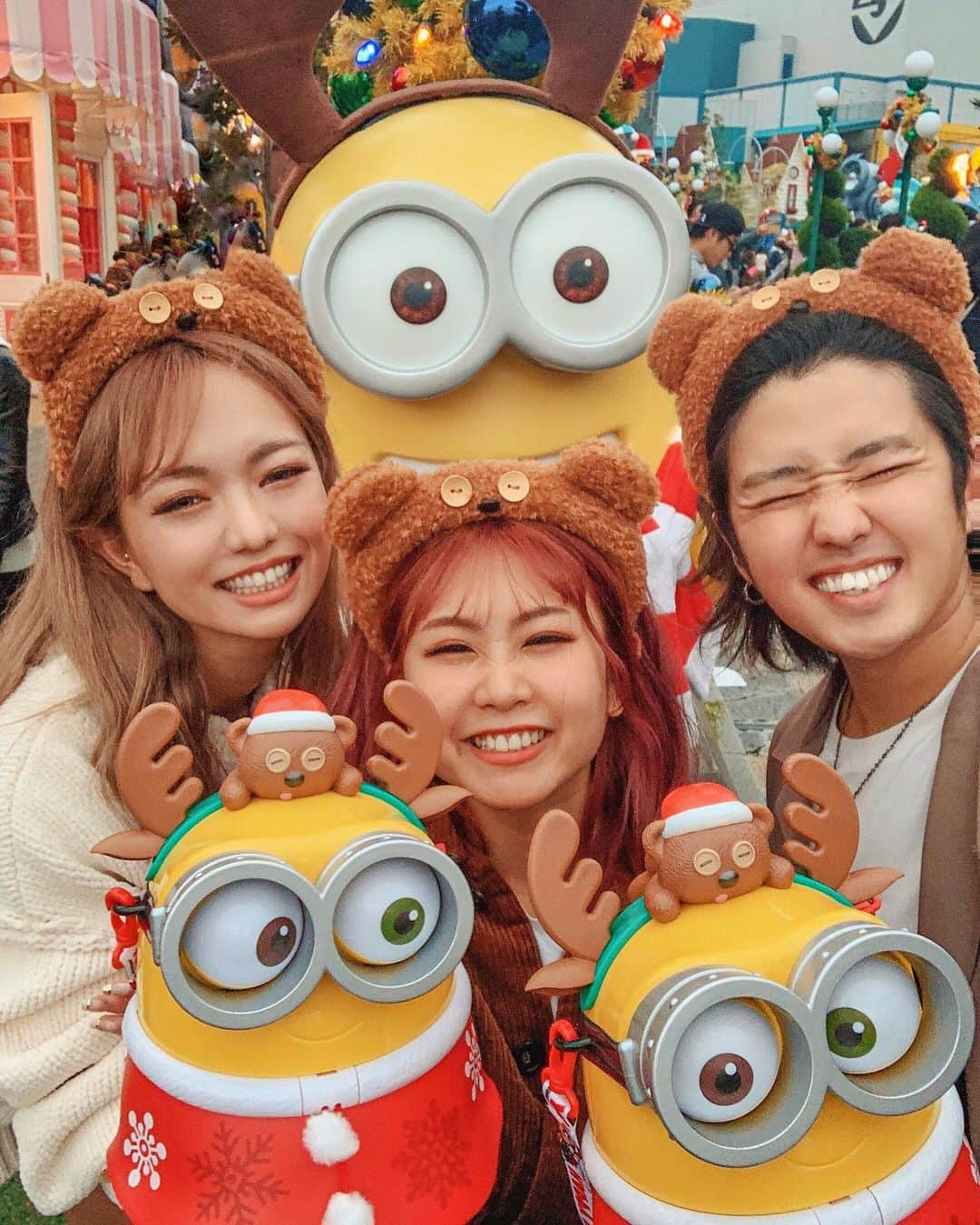YOKOのインスタグラム：「るいよこあすで初ユニバ 🌎💕 . クリスマスバージョンのミニオンのポップコーンバケットゲットしてるんるんなとこ🎄 . . #USJ#ユニバ#大阪#PR」