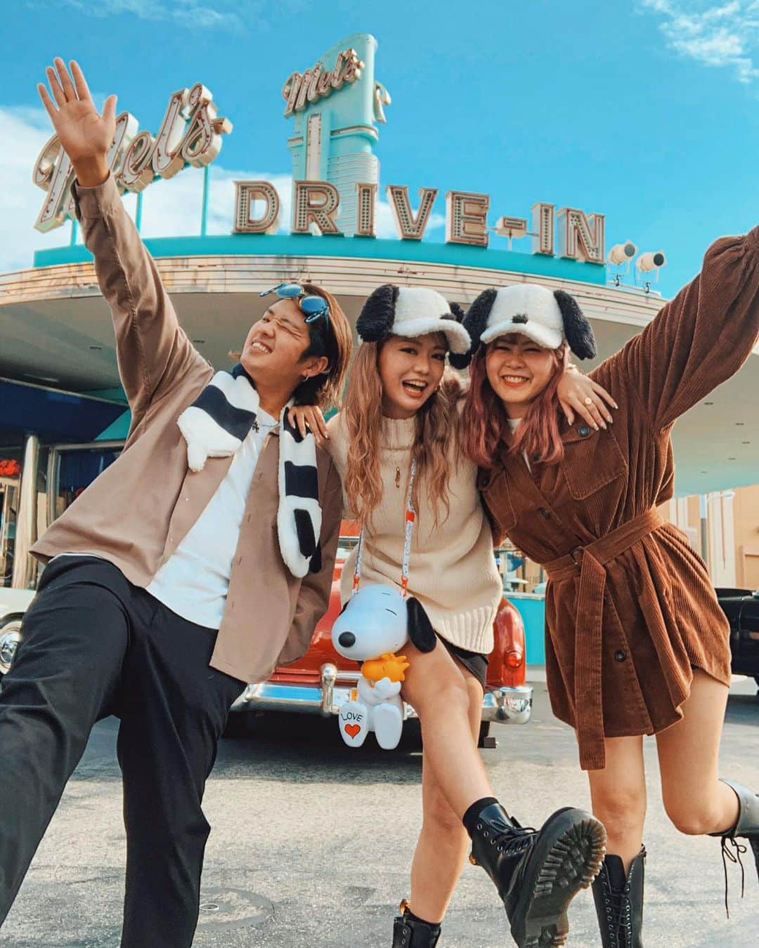 YOKOのインスタグラム：「仲良いの伝わる？🥰 . ここのハンバーガーおいしいよね〜 . .  #USJ#ユニバ#大阪#PR」
