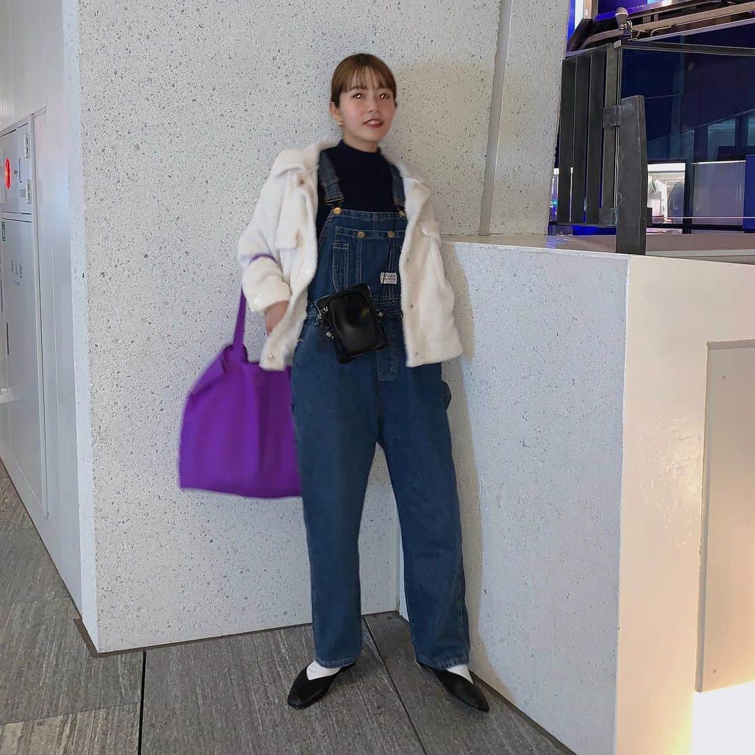 のインスタグラム：「_ ずっとデニムのオールインワン欲しかったの❤︎ @ladiesfashion.kandk  形もデザインもお気に入り。アウターもここのブランドでコーデ組みました☺️ #ootd#puu_fashion」