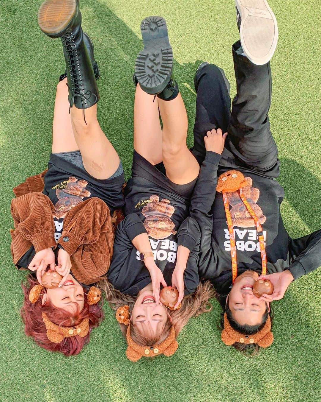 YOKOのインスタグラム：「芝生でキックポーズ🧡 簡単そうに見えて結構きついw . . ティムまんからいい匂いしてるけど食べるの我慢してるとこ🐻🍫 . . #USJ#ユニバ#大阪#PR」