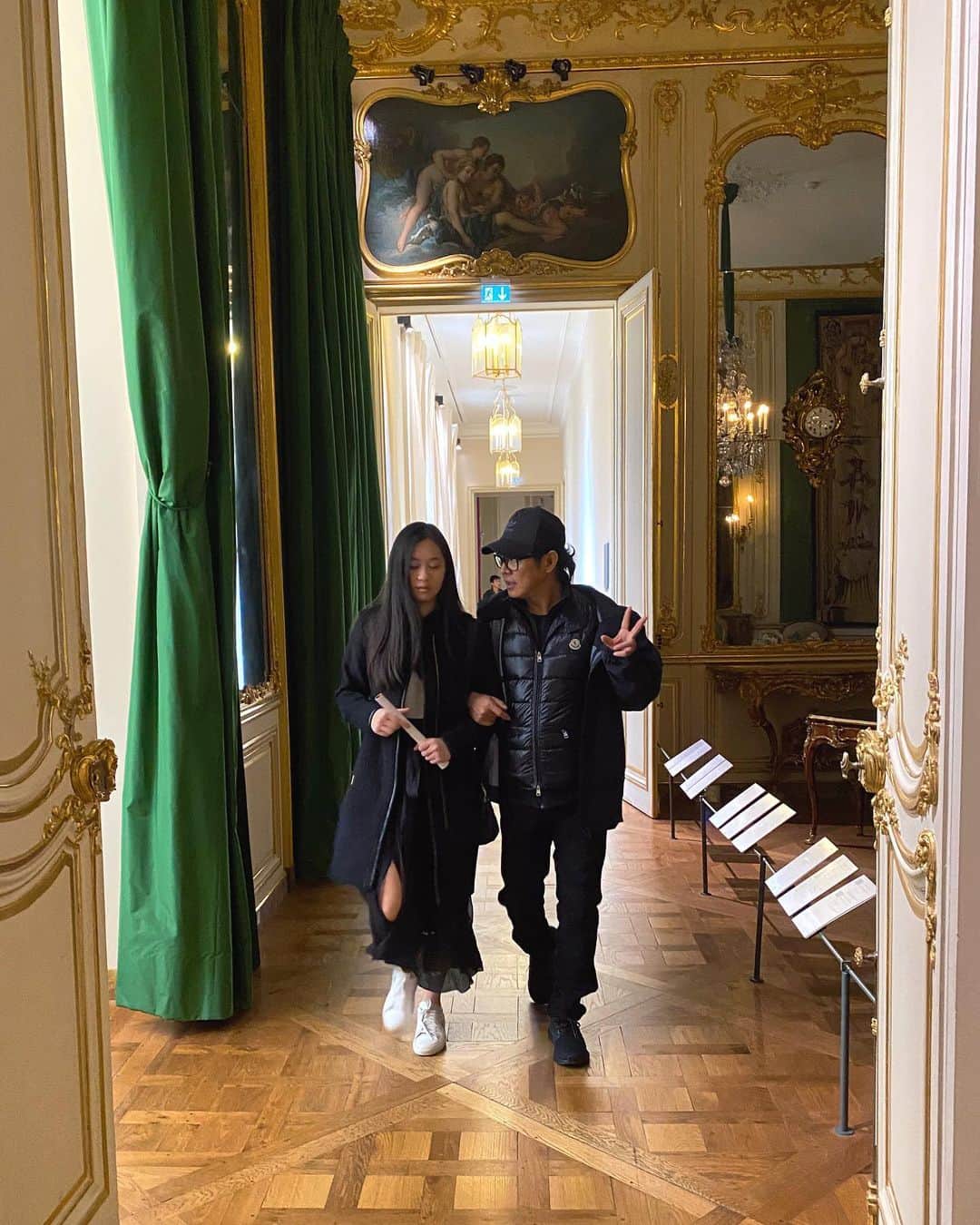 ジェット・リーのインスタグラム：「My daughters love to go to museums, so this time I went to the Louvre with Jada. #louvre #parisfrance」