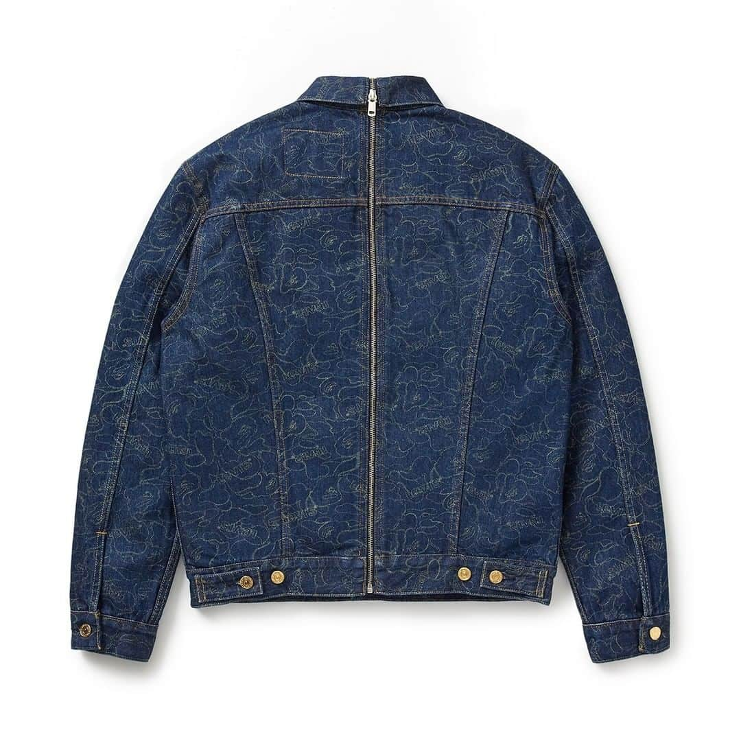 ア ベイシング エイプさんのインスタグラム写真 - (ア ベイシング エイプInstagram)「Levi’s® Type III Trucker Jacket, born in 1967, is an apparel icon. Now it’s more than the sum of its parts. Levi’s® x BAPE® Split Trucker Jacket has a full zip down the back so it can be zipped apart and zipped onto any other jacket in the collection. The first release of Levi’s® x BAPE® is a limited edition Dubai version. It’s made of 12-oz. indigo denim, features screen-printed Levi’s® logos and “stitching” in a play on the famous BAPE® camo. Its 13-oz. black twill counterpart is lined with the famous BAPE® camo print in black, white, red and green — colors inspired by the United Arab Emirates. Available exclusively at @soledxb on December 5th - 7th. #LEVISxBAPE」12月2日 23時00分 - bape_japan