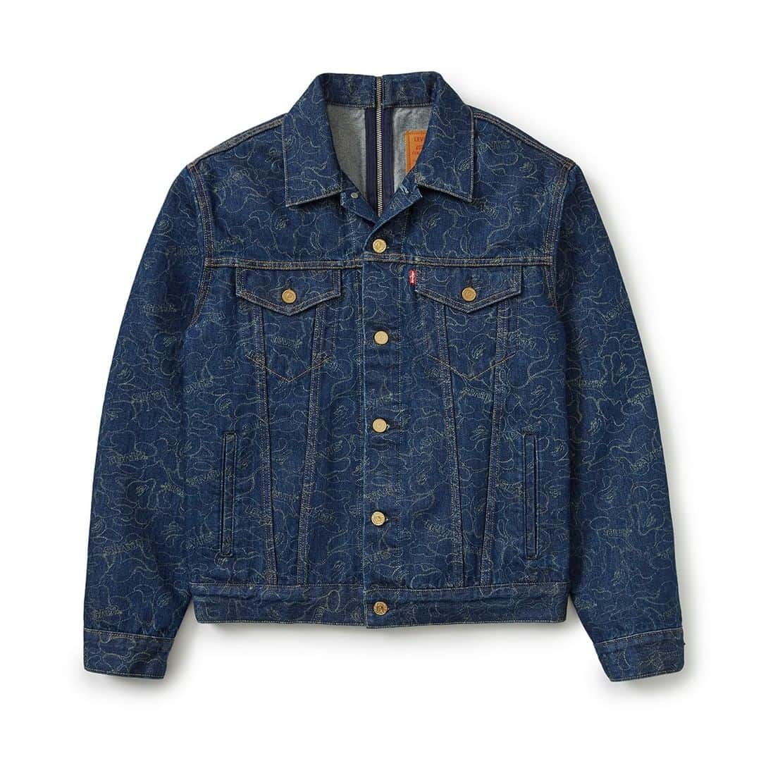 ア ベイシング エイプさんのインスタグラム写真 - (ア ベイシング エイプInstagram)「Levi’s® Type III Trucker Jacket, born in 1967, is an apparel icon. Now it’s more than the sum of its parts. Levi’s® x BAPE® Split Trucker Jacket has a full zip down the back so it can be zipped apart and zipped onto any other jacket in the collection. The first release of Levi’s® x BAPE® is a limited edition Dubai version. It’s made of 12-oz. indigo denim, features screen-printed Levi’s® logos and “stitching” in a play on the famous BAPE® camo. Its 13-oz. black twill counterpart is lined with the famous BAPE® camo print in black, white, red and green — colors inspired by the United Arab Emirates. Available exclusively at @soledxb on December 5th - 7th. #LEVISxBAPE」12月2日 23時00分 - bape_japan