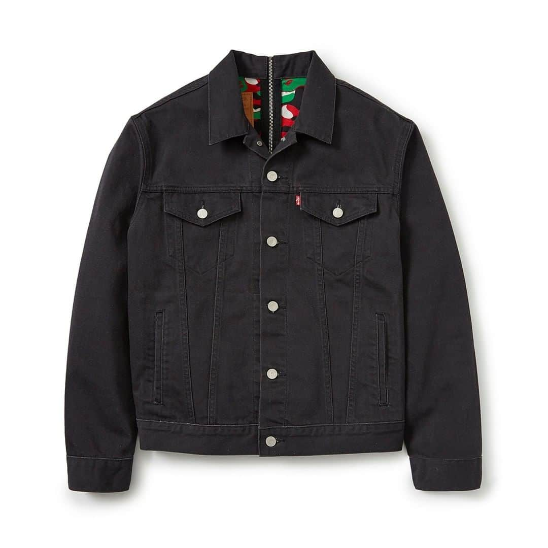 ア ベイシング エイプさんのインスタグラム写真 - (ア ベイシング エイプInstagram)「Levi’s® Type III Trucker Jacket, born in 1967, is an apparel icon. Now it’s more than the sum of its parts. Levi’s® x BAPE® Split Trucker Jacket has a full zip down the back so it can be zipped apart and zipped onto any other jacket in the collection. The first release of Levi’s® x BAPE® is a limited edition Dubai version. It’s made of 12-oz. indigo denim, features screen-printed Levi’s® logos and “stitching” in a play on the famous BAPE® camo. Its 13-oz. black twill counterpart is lined with the famous BAPE® camo print in black, white, red and green — colors inspired by the United Arab Emirates. Available exclusively at @soledxb on December 5th - 7th. #LEVISxBAPE」12月2日 23時00分 - bape_japan