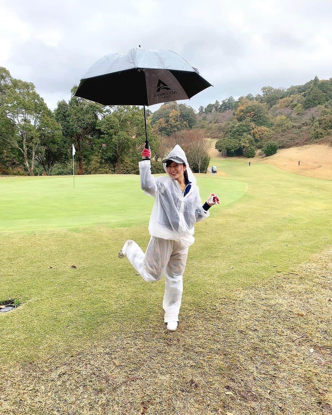 吉村優さんのインスタグラム写真 - (吉村優Instagram)「golf〜〜🏌️‍♀️⛳️♡ * ひ〜っっさしぶりのゴルフは 曇り時々晴れと雨☁️☀️☔️ のち土砂降り☔︎風強まる…荒天！！！ いつぶり？！ってくらい久しぶりなのに、、 本っ当“なんで日だ！”でした😂！！ * あまりの土砂降りに 即席カッパを頂き、、 ズボンは２枚履きで 全身プロテクト😂😂 もぉ外見気にしてるレベルじゃなく 何も見えない状況ですが🤣 * 無事18ホール終えられました🙋‍♀️⛳️ * やっぱりスポーツは楽しいですね😘 でも、、 次回は青空の下で打ちたいなぁ、、、😂💓 * #golf #ゴルフ #ゴルフ女子 #なんて日だ #雨ゴルフ  #馬 #ゴルフウェア #馬柄 #sports #wear #蕎麦　#sports #スポーツ」12月2日 23時01分 - yuyoshimura87
