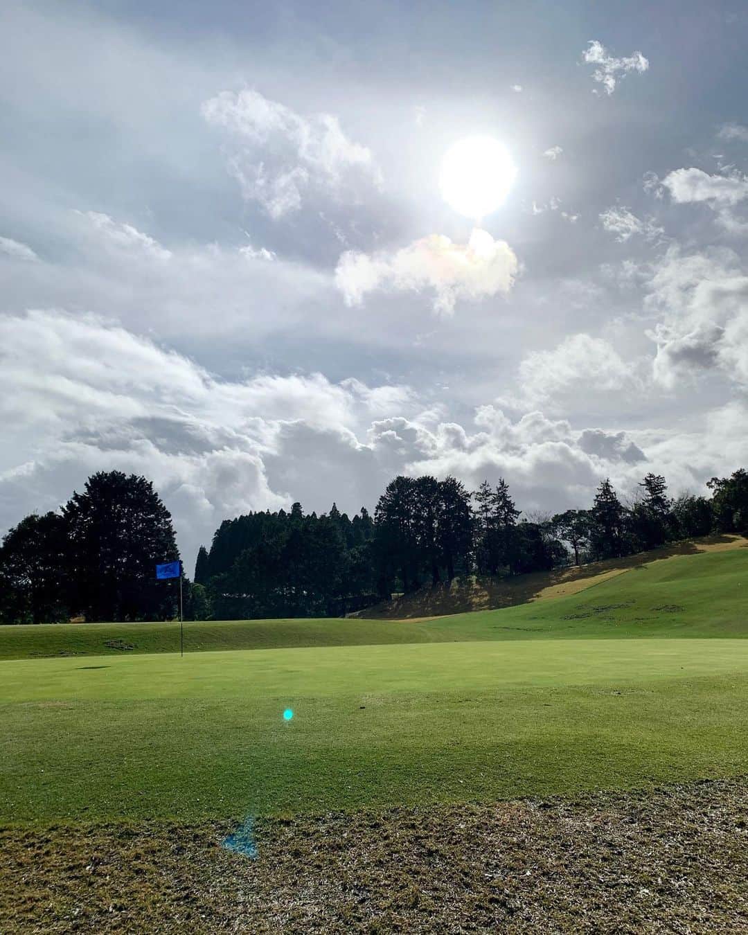 吉村優さんのインスタグラム写真 - (吉村優Instagram)「golf〜〜🏌️‍♀️⛳️♡ * ひ〜っっさしぶりのゴルフは 曇り時々晴れと雨☁️☀️☔️ のち土砂降り☔︎風強まる…荒天！！！ いつぶり？！ってくらい久しぶりなのに、、 本っ当“なんで日だ！”でした😂！！ * あまりの土砂降りに 即席カッパを頂き、、 ズボンは２枚履きで 全身プロテクト😂😂 もぉ外見気にしてるレベルじゃなく 何も見えない状況ですが🤣 * 無事18ホール終えられました🙋‍♀️⛳️ * やっぱりスポーツは楽しいですね😘 でも、、 次回は青空の下で打ちたいなぁ、、、😂💓 * #golf #ゴルフ #ゴルフ女子 #なんて日だ #雨ゴルフ  #馬 #ゴルフウェア #馬柄 #sports #wear #蕎麦　#sports #スポーツ」12月2日 23時01分 - yuyoshimura87