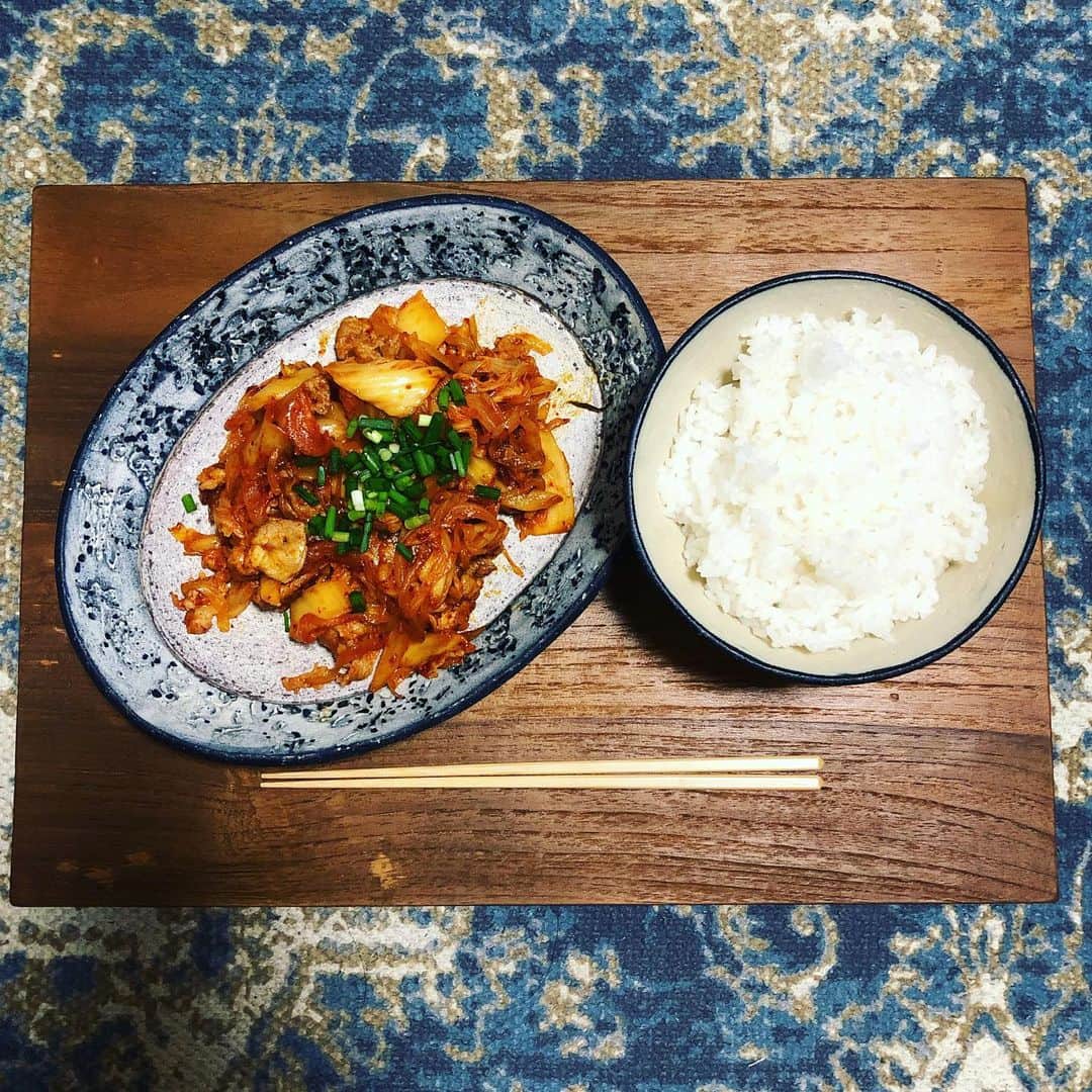 のインスタグラム：「【 #Cook_mut / #Life_mut 】﻿ 【豚キムチ】 ごま油、生姜、ニンニクの中に﻿ キムチ、玉ねぎ、肉、麺つゆをぶち込み ネギをまぶした簡単料理だが﻿ 食器の大切さが際立つ結果に！ おすすめ簡単料理あったら教えてほしい。」