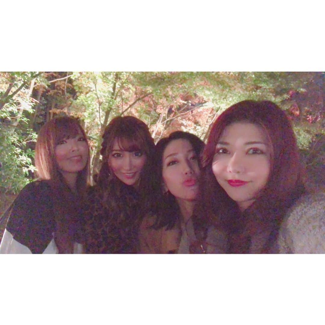 佐山愛のインスタグラム：「❤︎ ・ お久しぶりの更新。 ・ ・ この前みんなと京都へ行った時のお写真📷 ・ 紅葉シーズンの京都🍁 最高でした✨ ・ 初日の夜、 北野天満宮のもみじ苑に行ったんだけど、 もう着いた瞬間 「すごーーーーーーーい😍」 ってなったよ！ ・ 写真じゃ伝えられないくらい ビューティフォーで✨✨ ・ みんな各々ベストショットを求めて あちこちパシャパシャ📷笑 ・ iPhone11に変えとけば良かった〜 と思いながらも、 ポートレートで撮った最後のやつは かなりお気に入り😘 ・ ・ 他にもたくさん写真あるから またそのうち載せまーす♡」