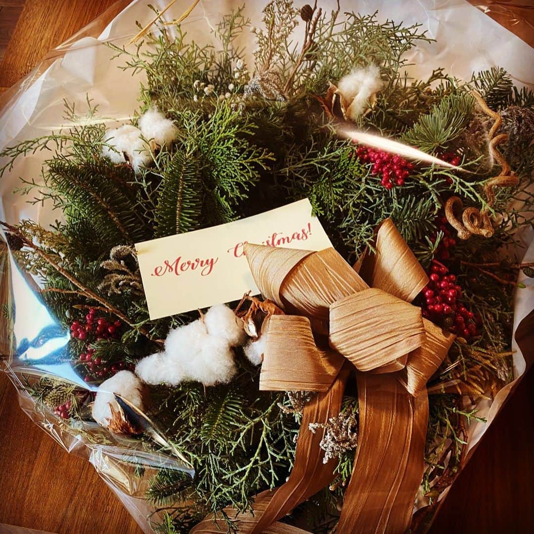 西山茉希さんのインスタグラム写真 - (西山茉希Instagram)「サンタさんがおうちをみつけやすいように、 毎年届く一番最初のプレゼント。  @buriki_no_zyoro_official  #クリスマスツリーはおうちの中 #クリスマスリースはおうちの扉 #我が家の目印  届いたリースを飾る12月頭に、 トイザラスにいくかネットで頼むかスケジュールと逆算し始める例年。  #怯える #12月の脳内 #果たして当日本当に求めているものは #何日前をオーダー期限にするべきか  毎年起きたらプレゼントあっても、 毎度寝起きすぎてテンション低め。  #早起きのコソつきをクーリングオフしたい感情いづこへ #リアクション求める内心に情けない心境迷子  今年の我が家のサンタさんは、 夜に来るかもしれないねと、 脚本を6年目にして描き直す。  #暴露投稿 #母さんのリアル  確かに私も夜だったな。 サンタさんは夜に鈴を鳴らしてくれた。  未だにサンタさんはいたと思えている自分と、 もうすでにここで弱音を吐く自分。  #寝る前に悩む #今年のサンタさん事情 #吐き出して立ち上がるサンタさんだっているじゃない  リースが届いて身が引き締まる。 リースサンタはママのサンタ。  #優しき血の繋がらぬ母さん #今年もありがとう  姉妹だけじゃなく、 おかんも増えた東京ライフ。  #母として #母さん達へ #少し甘えた夜言けり  古文スタイルで着地しとこ。 ぐないけり。」12月2日 23時08分 - maki.nshiyama50