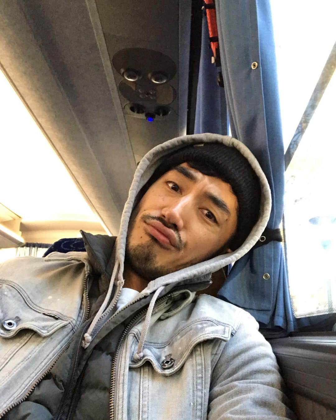 藤井裕史のインスタグラム：「Heading to one of the farthest county from Japan. And now I realised I forgot to bring swimwear tho it’s warm there🦁☀️」