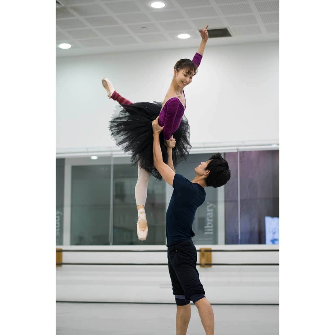 峯岸伽奈さんのインスタグラム写真 - (峯岸伽奈Instagram)「. . .  done our last studio rehearsal of the year!  2 more days to Swan lake! . 📸@jacey_wacey .  @singaporedancetheatre  #swanlake  #blackswan  #singaporedancetheatre  #balletdancer  #バレリーナ #バレエ #白鳥の湖」12月2日 23時10分 - minegishikana_