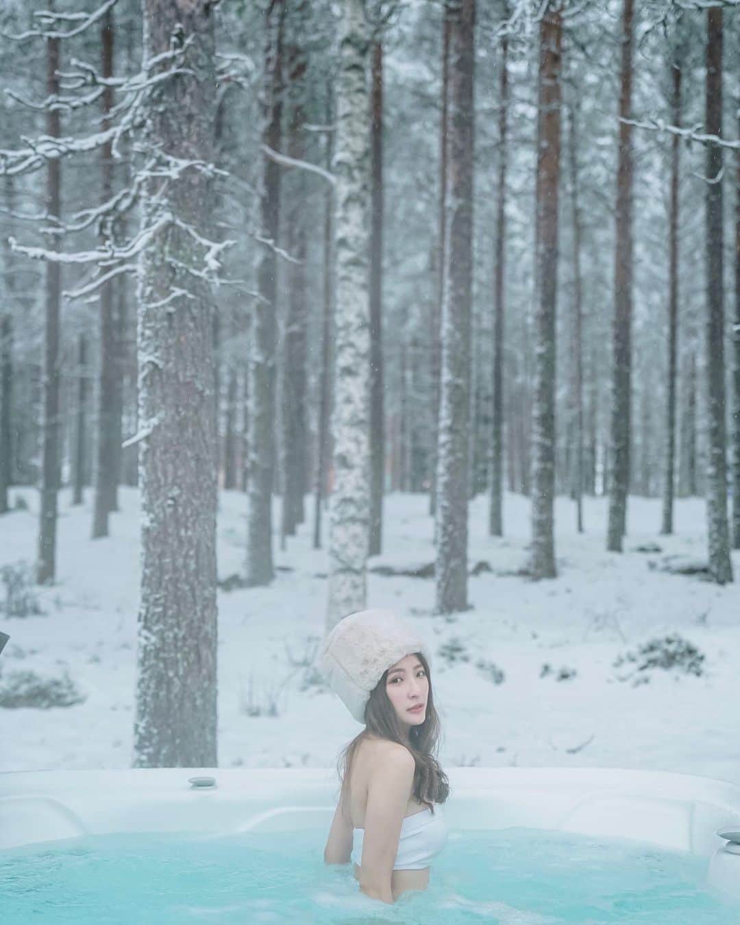 Giann Chanのインスタグラム：「零下十二度 我OK 還沒死。 . . #Frozen #Rovaniemi #Snowman #glassresort  #Lapland #Jacuzzi #Ctytravelmap #Visitfinland」