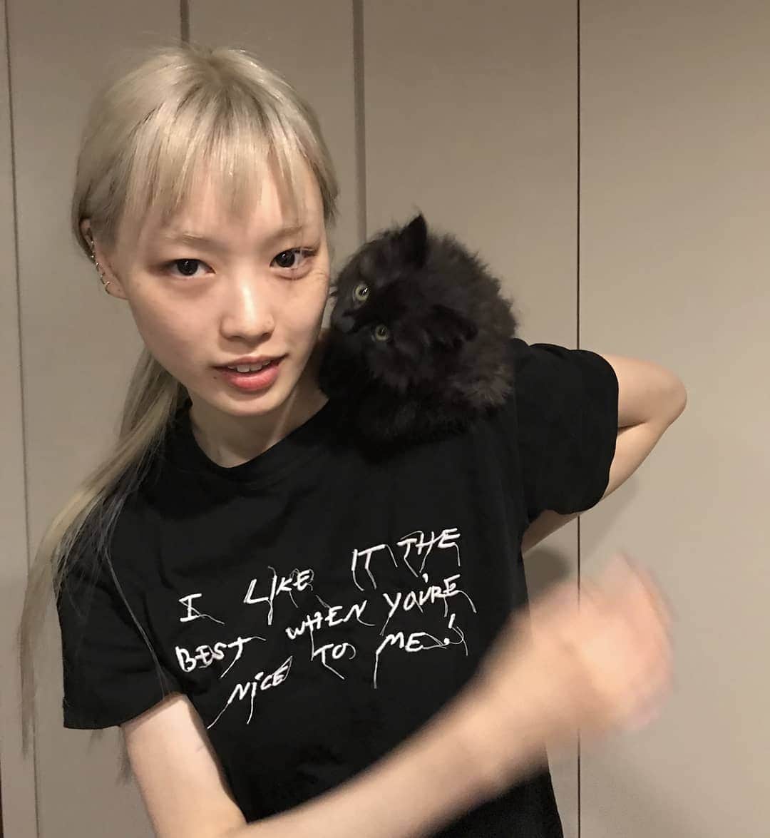 フェルナンダ・リーのインスタグラム：「Blackhole on my shoulder from half a year ago ⚫ 〰️〰️〰️〰️ 肩のブラックホール (半年前😢)」