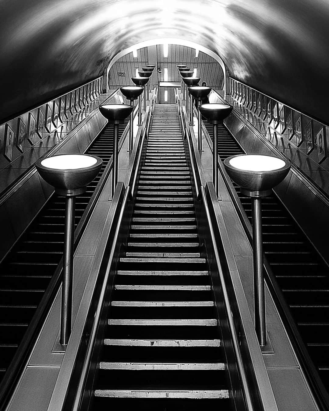 Fujifilm UKさんのインスタグラム写真 - (Fujifilm UKInstagram)「FEATURED PHOTOGRAPHER OF THE WEEK  Our featured photographer this week is @Monochromejunkie, who travelled through Clapham Common tube station but without his camera! He made sure to visit again with his FUJIFILM X100F to capture “the beauty of something so mundane…an escalator!” X100F | F6.4 | ISO 6400 | 1/35 sec  #Fujifilm #X100F #XSeries」12月2日 23時30分 - fujifilmuk