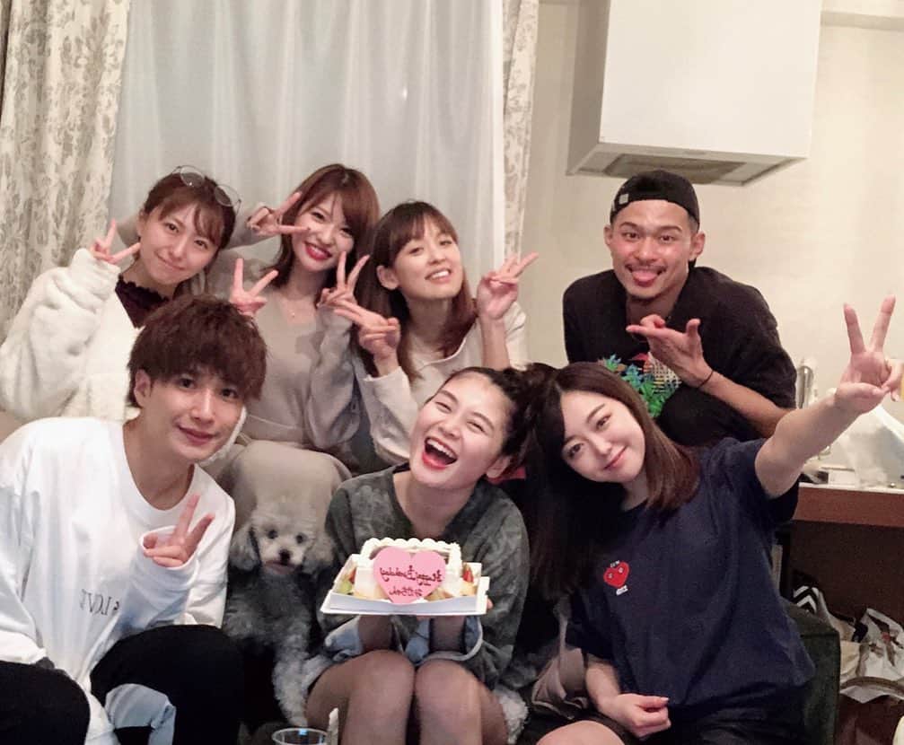 みはとのインスタグラム：「先週は大好きな大好きなみかちゅんバースデー❤️ みかが喜びそうなものをみんなで色々考えてカウントダウンホームパーティー🎉 ・ この笑顔がみたかった☺️💕 ・ こんなに仲良くなるなんて。 出会ってくれてありがとう。 ようやく3年、もっとずっと前から一緒にいる気がするなぁ。 ・ 大好きなこのメンバーとも みかが居なかったら出会えなかった🥺✨ ・ 改めて 本当に本当におめでとう❤️ これからもよろしくねっ ・ ・ #happybirthday #party  #お誕生日おめでとう  #写真ケーキ #かわいすぎる #彼女の笑顔は #みんなを幸せにしてくれる」