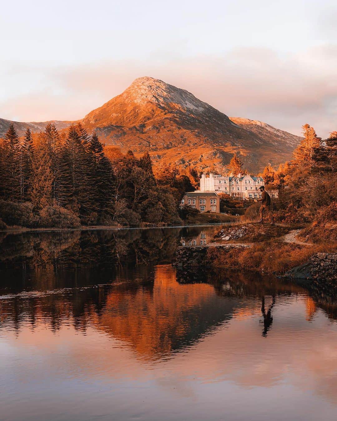 のインスタグラム：「Spending a couple of days in this incredible Castle in Connemara was one of the highlight of our Irish trip ✨I have no words to describe how incredible that property was! @ballynahinchcastle thank you for having us  #lilyinireland」