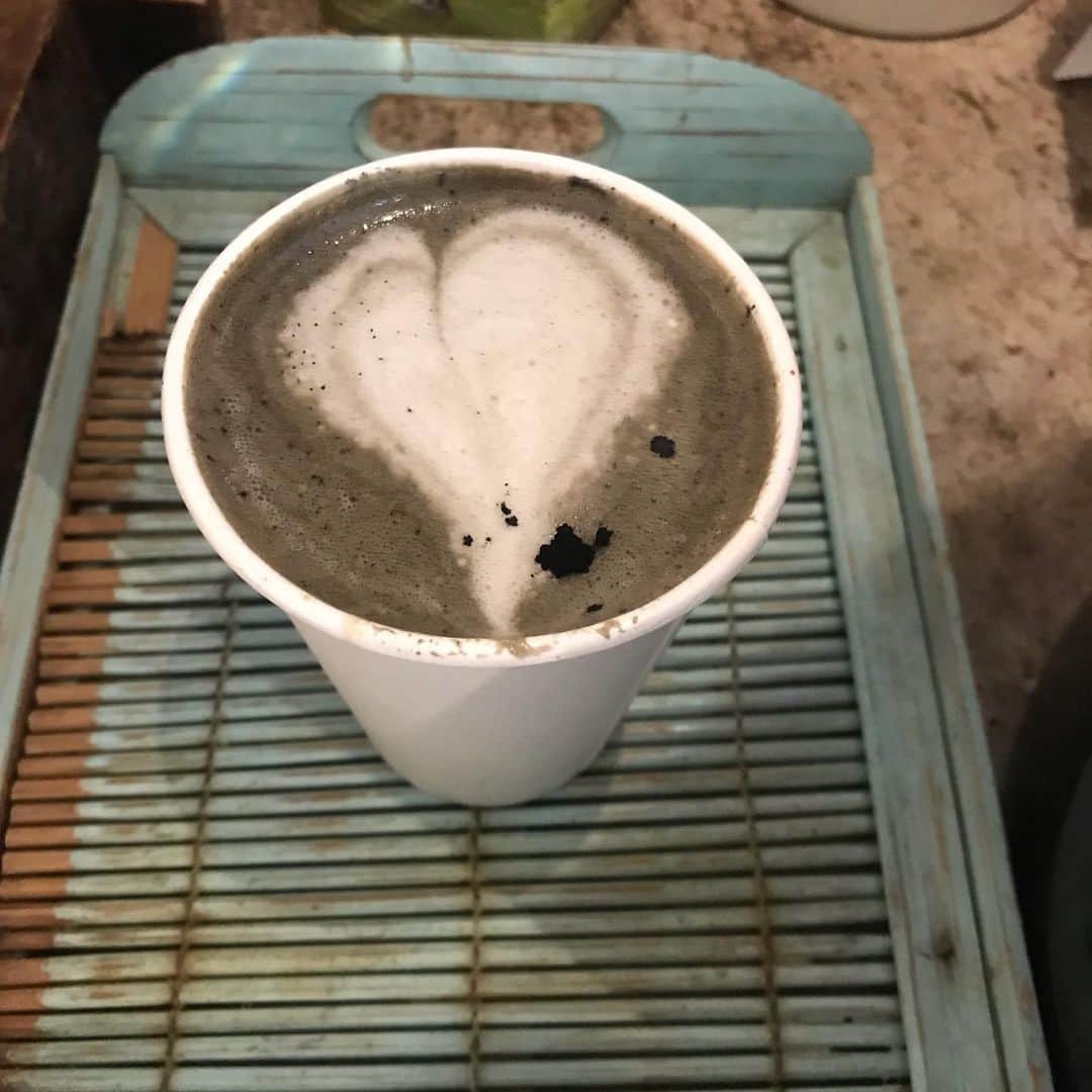ニア・ピープルズさんのインスタグラム写真 - (ニア・ピープルズInstagram)「A beautiful sunrise with a sip of charcoal almond latte... good morning world ! #grateful」12月2日 23時23分 - niapeeples