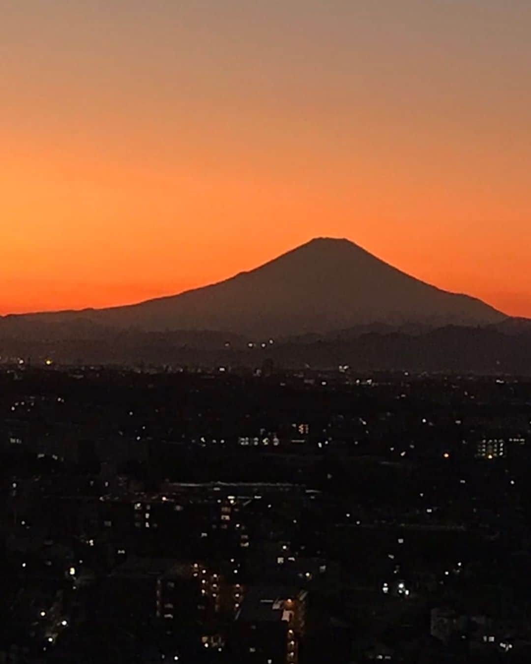 OLIVIAのインスタグラム：「Fuji San!! -view from my parents place. 🥰😍🌈🥰😍🌈🥰😍🌈」