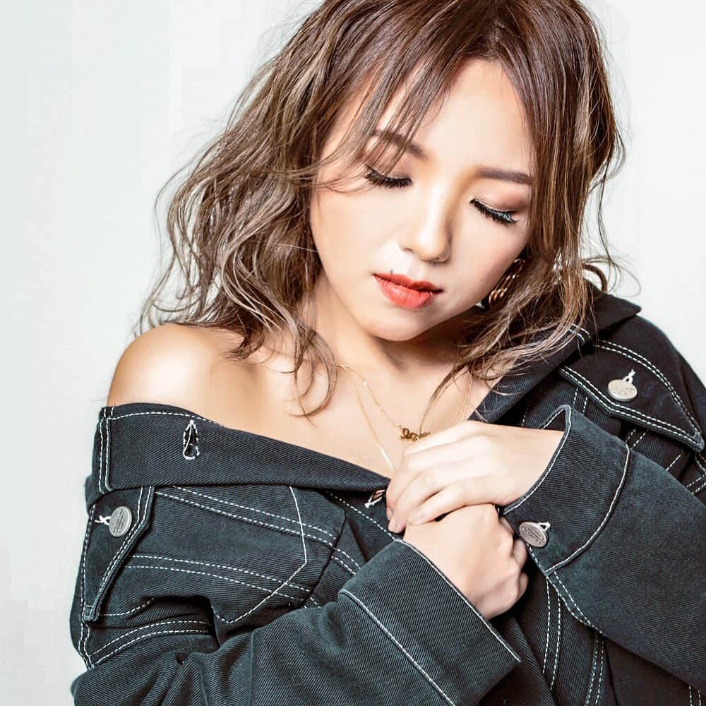 宏実のインスタグラム：「Hello December...🎄. . 師走だけど息抜きもしつつ、後悔のないよう2019を締めくくろう❣️. . 【タイトル】宏実 Christmas Live 2019. 【日程】2019年12月15日(日). 〈1st〉16:00 Open/ 17:00 Start . 〈2nd〉19:30 Open/ 20:30 Start. 【会場】恵比寿 NOS. 【住所】東京都渋谷区恵比寿南2-3-14 CONZE恵比寿 B1F. 【料金】. スペシャルディナー+1ドリンク付き 通常席¥10000. 限定カップル席（二名様分・特典付）　¥25000円(税込)⚠️売切れ. お席のみ（ワンオーダー制） ¥7500. . 【ご予約 URL】. ＜宏実 Christmas Live 2019《1st》16:00 Open/ 17:00 Start ＞ https://ticket.skiyaki.tokyo/events/christmaslive2019. . ＜宏実 Christmas Live 2019《2nd》19:30 Open/ 20:30 Start＞. https://ticket.skiyaki.tokyo/events/christmaslive2019_2. . 【販売期間】 販売中〜12月10日(火)18時まで. . 【出演者】 宏実（Vo）. 瀧田敏広（Key）. 馬谷勇（Gt）. 波田野哲也（Dr）. Rimiko（Cho）. 他. . Photo by @batacornart .」