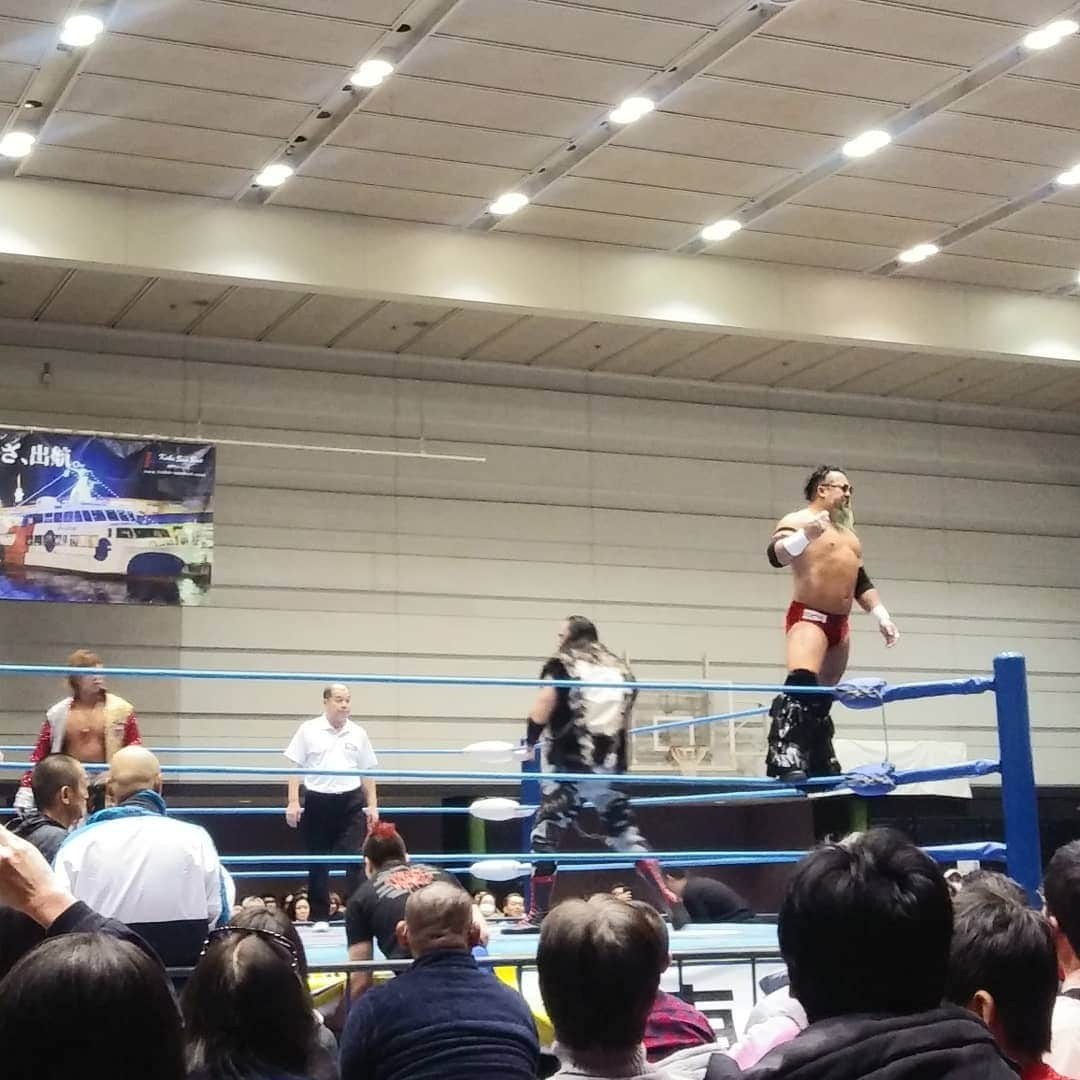 ぢゃいこさんのインスタグラム写真 - (ぢゃいこInstagram)「先日、初めて全日本プロレス観戦へ。 やはり筋骨隆々な方々の闘う姿を見ると、あんな身体になりたい!!!!!!!と興奮します。 興奮の仕方を間違えてる気もしますが｡。 観戦中でも、たんぱく質補給は忘れません💪 そして、その日は そのままの興奮テンションで計５軒はしごで朝方ラーメン。 このまま増えてけ体重!!!!!!!! ブラックめんそーれ選手のTシャツ、いや、Tシャーーーッ！ツも買ったし、近々、トレーニングで着よう。 よっシャーーー🐍🐍🐍🐍🐍 #全日本プロレス　#プロレス観戦 #ブラックめんそーれ #筋骨隆々　#肉体改造　#バルクアップ」12月2日 23時28分 - dyaimeshi