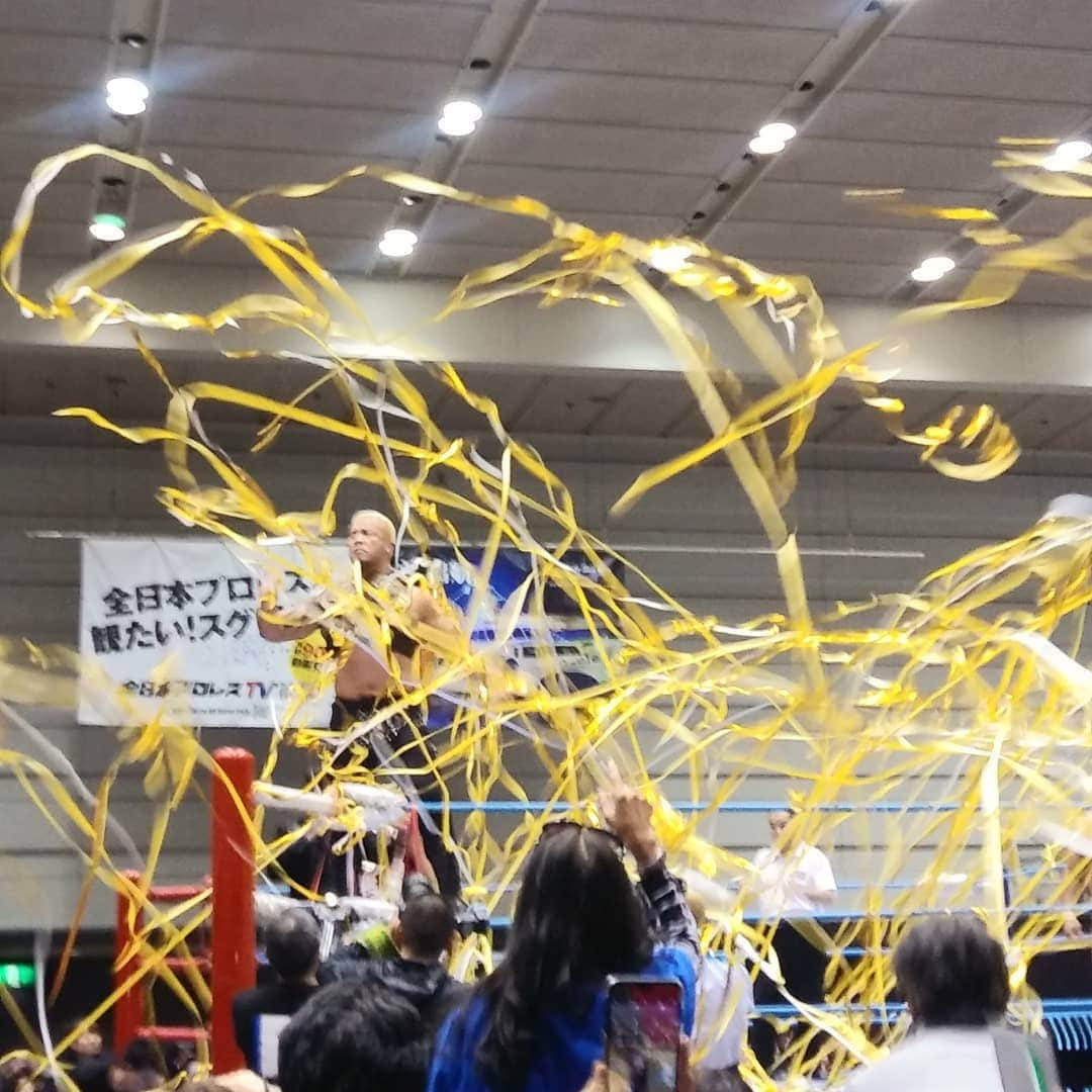 ぢゃいこさんのインスタグラム写真 - (ぢゃいこInstagram)「先日、初めて全日本プロレス観戦へ。 やはり筋骨隆々な方々の闘う姿を見ると、あんな身体になりたい!!!!!!!と興奮します。 興奮の仕方を間違えてる気もしますが｡。 観戦中でも、たんぱく質補給は忘れません💪 そして、その日は そのままの興奮テンションで計５軒はしごで朝方ラーメン。 このまま増えてけ体重!!!!!!!! ブラックめんそーれ選手のTシャツ、いや、Tシャーーーッ！ツも買ったし、近々、トレーニングで着よう。 よっシャーーー🐍🐍🐍🐍🐍 #全日本プロレス　#プロレス観戦 #ブラックめんそーれ #筋骨隆々　#肉体改造　#バルクアップ」12月2日 23時28分 - dyaimeshi