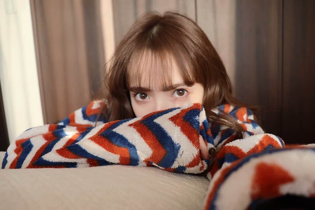 平木愛美のインスタグラム：「お撮影と、打ち合わせとな１日でした☺︎ とある新しいスタートがしたくて。がんばるね。わくわく。 明日も早いので…お風呂で温まったら寝るよー🌜  昨年から着てる、家ようのガウンぬくぬく🧸❤️🌲 心地よいです。  新居のベッドは数年前にニトリでちょこっと奮発して買ったものをそのまま連れてきて🛌 （といってもそんな高価なものではですが👼笑） ベッドに収納があっていいかんじなの！  ベッドカバーだけ今回の引越しで新しいものを💕 かけてみたらベッドに品が出た。嬉しい。  写真はいつかの休日ですが、このぽかぽかと陽が入ってくる寝室＆リビングが大好きです。 ベッド横に置きたいサイドテーブルも届いたので、近々組み立てが楽しみだなぁ。  陽にあたり透明感がさらに良くでてる髪色は @hodaka さんのお力。 #ほだからー  今天拍了拍戏,辛苦了!☺︎ #晚安 🌜 我的床 my bed room!💕🧸 ​​​ #愛美部屋」