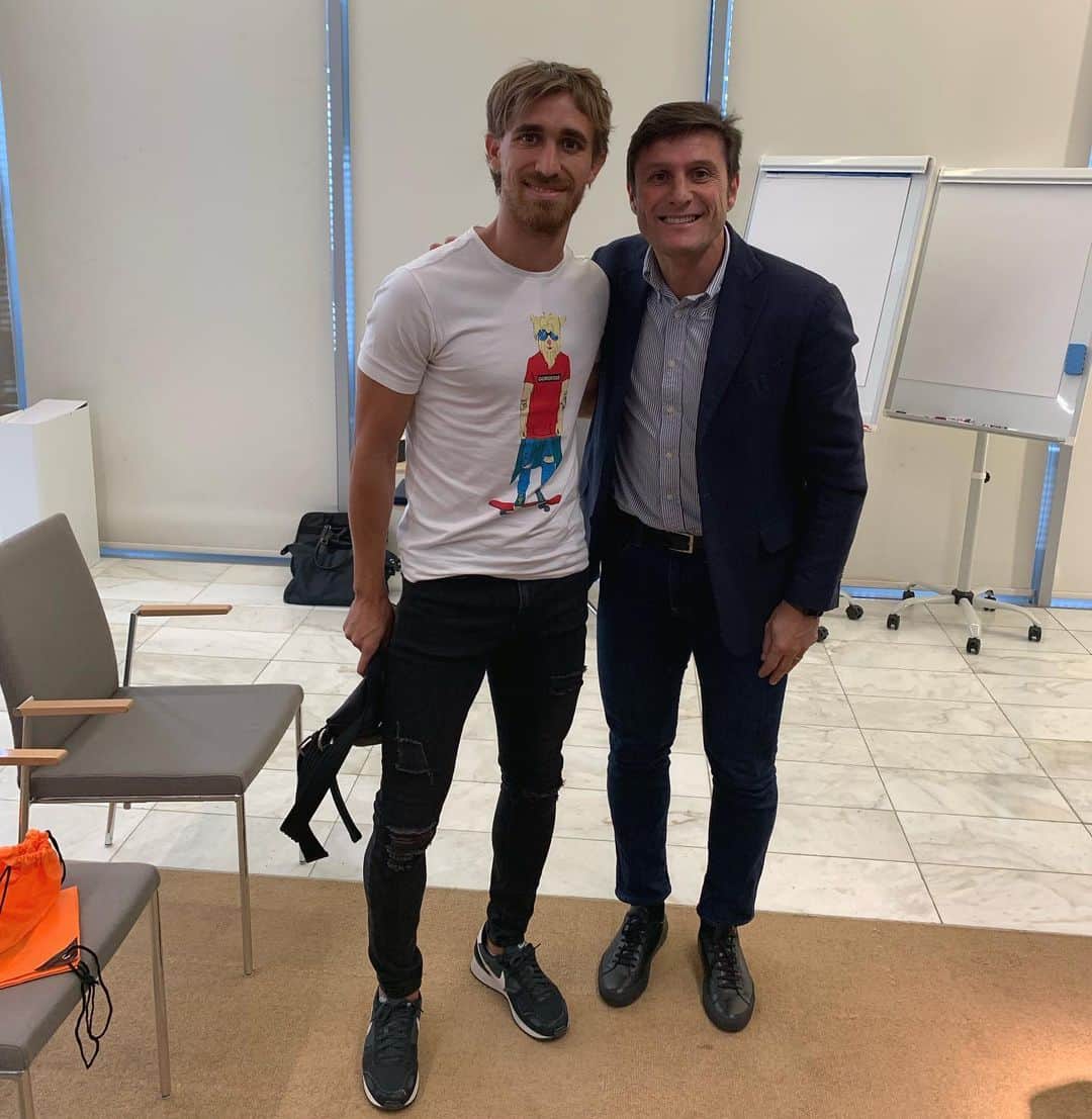マルク・ムニエッサのインスタグラム：「Un placer conocer y aprender los valores de una leyenda como @javierzanetti ⚽️👏🏼 @qsl #legend」