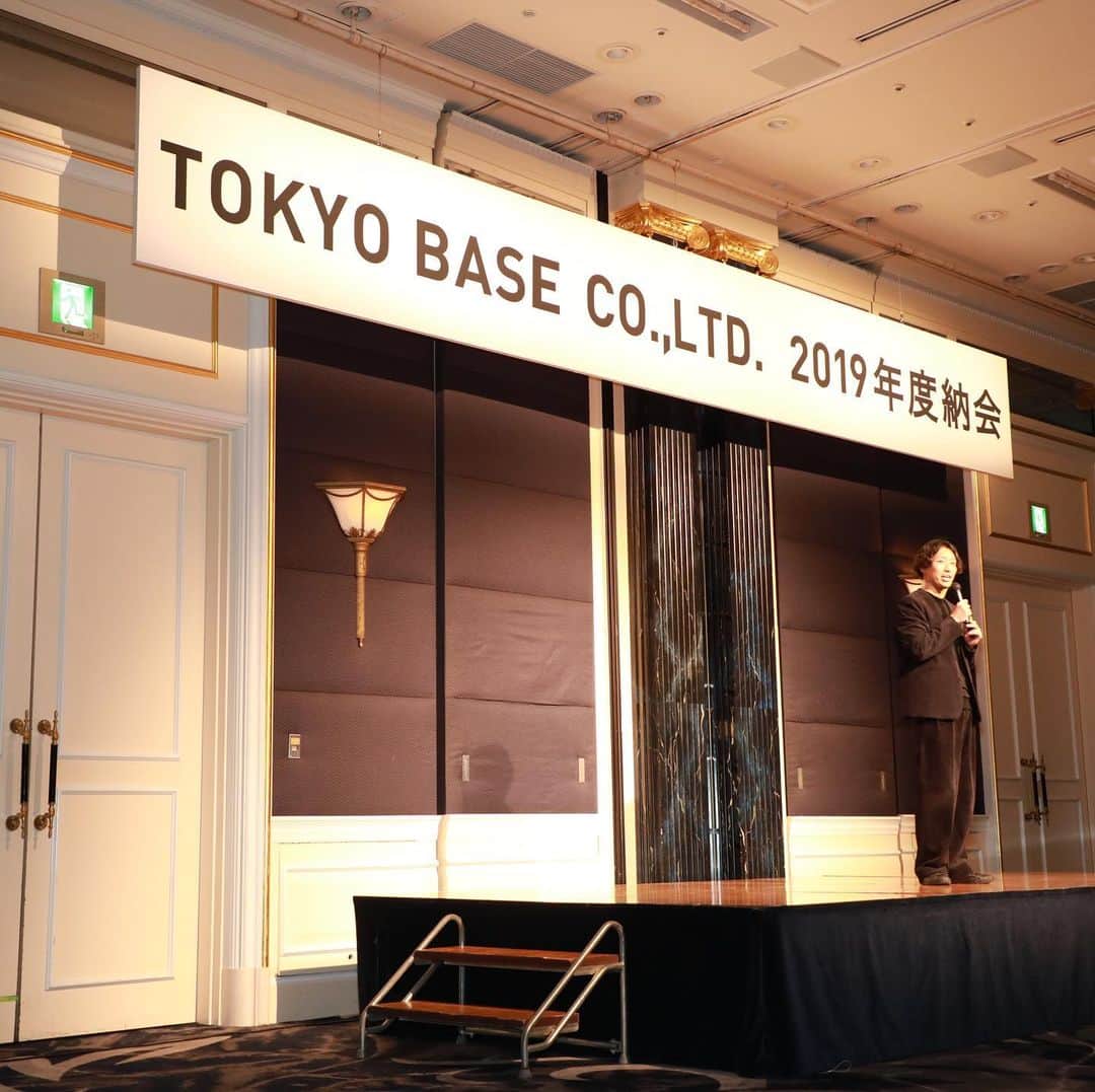 谷正人のインスタグラム：「本日は日頃からお世話になっているお取引様をお招きした納会でした。私の方より、挨拶と今後の中期のビジョンをお話しさせていただきました。ブランド様、ディベロッパー様、工場様、金融機関様、メディア様など日頃我々に力を貸して下さり、本当にありがとうございます。 来年もよろしくお願いいたします。　#納会　#tokyobase」