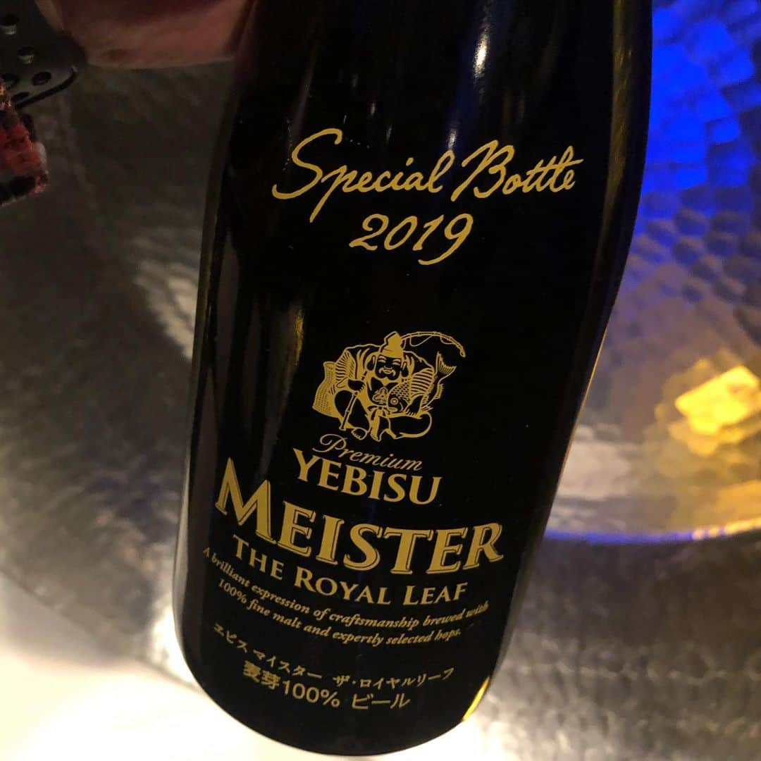 平井俊輔のインスタグラム：「ボトルの…ビール！？ #specialbottle  #エビスビール  全国に限定2000本… ブリューマスター監修！ あの！！ 知らんけど。。。 ただ、ボトルでビールで華やかな香り。もうそこはPATRYよね。 うーまい一本頂きました。」