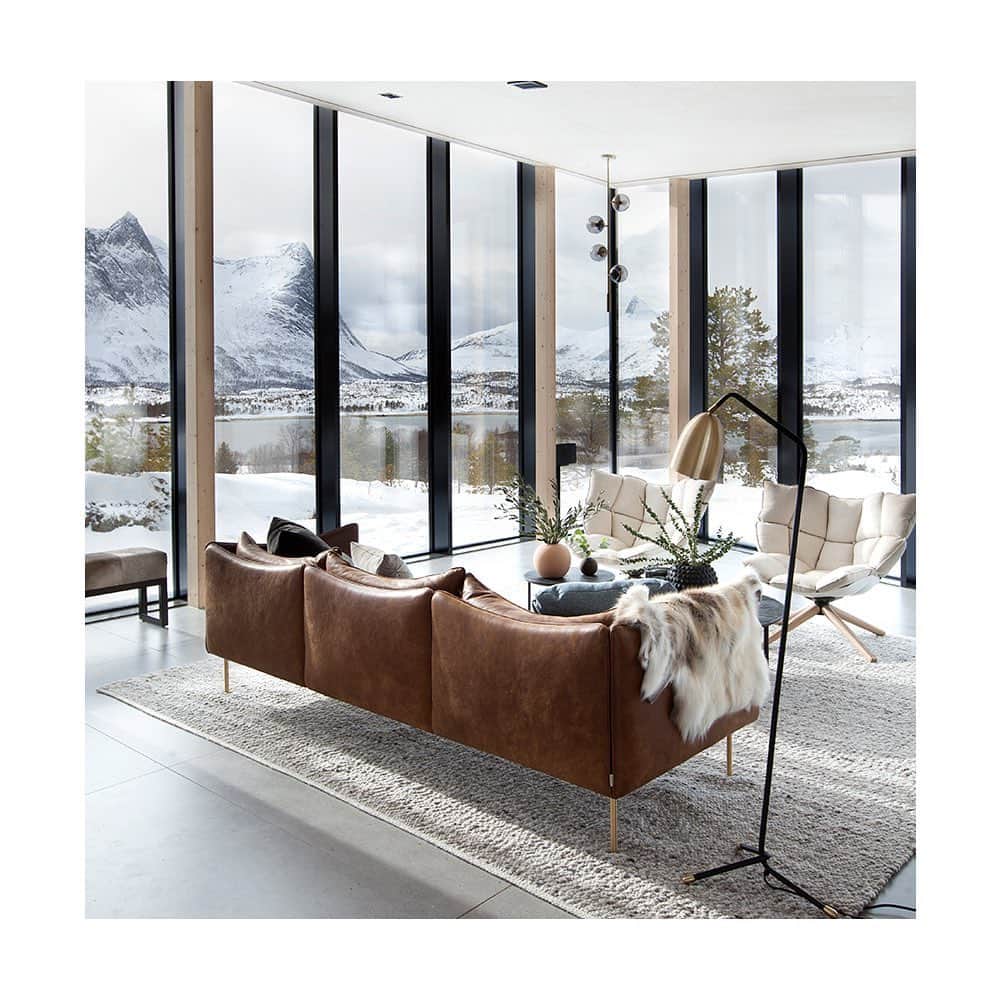 B&B Italiaさんのインスタグラム写真 - (B&B ItaliaInstagram)「Escaping from the city and daily routines: the Efjord Retreat in Norway was conceived for those who love warm, cosy feelings. B&B Italia added high quality design armchairs to an already perfect place. Husk, design by Patricia Urquiola. . Photo: @solveiggrovle  @snorre_stinessen #bebitalia #furnituredesign #efjordretreat」12月2日 23時41分 - bebitalia
