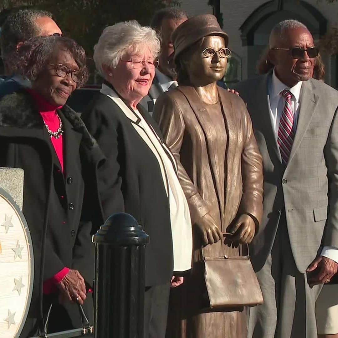 CNNさんのインスタグラム写真 - (CNNInstagram)「Rosa Parks was honored with a new statue in Montgomery, Alabama, 64 years after she was arrested for refusing to move to the back of a city bus. December 1 marked the second annual Rosa Parks Day in Alabama, after the state legislature approved the honor for the civil rights icon last year. "She was a consummate contributor to equality and did so with a quiet humility that is an example for all of us,” said Mayor Steven Reed, the city's first African American mayor. Parks was on her way home from work on December 1, 1955, when she refused to give up her seat on a public bus for a white man. Her subsequent arrest prompted the 381-day boycott of the Montgomery bus system, organized by the Rev. Martin Luther King Jr. (📸: WBMA and Underwood Archives/Archive Photos/Getty Images)」12月2日 23時44分 - cnn