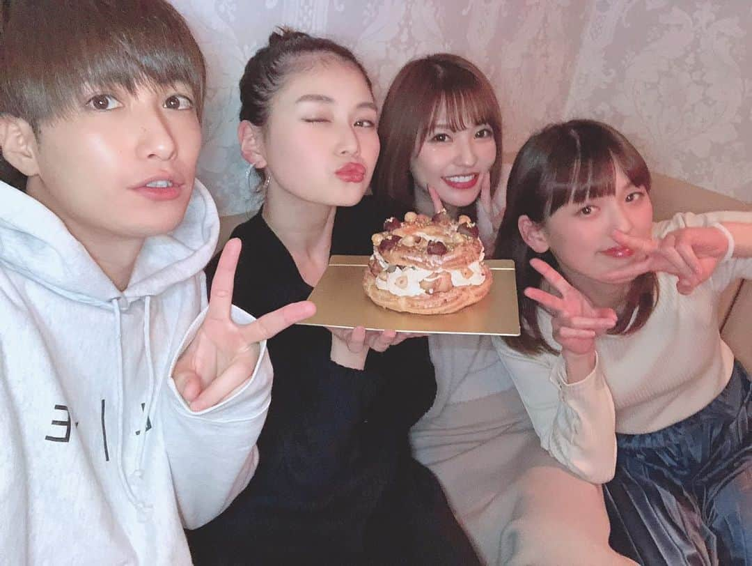 みはとさんのインスタグラム写真 - (みはとInstagram)「もちろん当日も🥰 わかちゃんお手製ケーキでお祝い🎂 ・ これがめちゃくちゃ美味しかったんだな…💓 ・ #モンブラン #キャラメルクリーム ＃シュー生地 #シュークリーム入り  #なんて最高の組み合わせ #バースデーケーキ」12月2日 23時52分 - m2.13.0