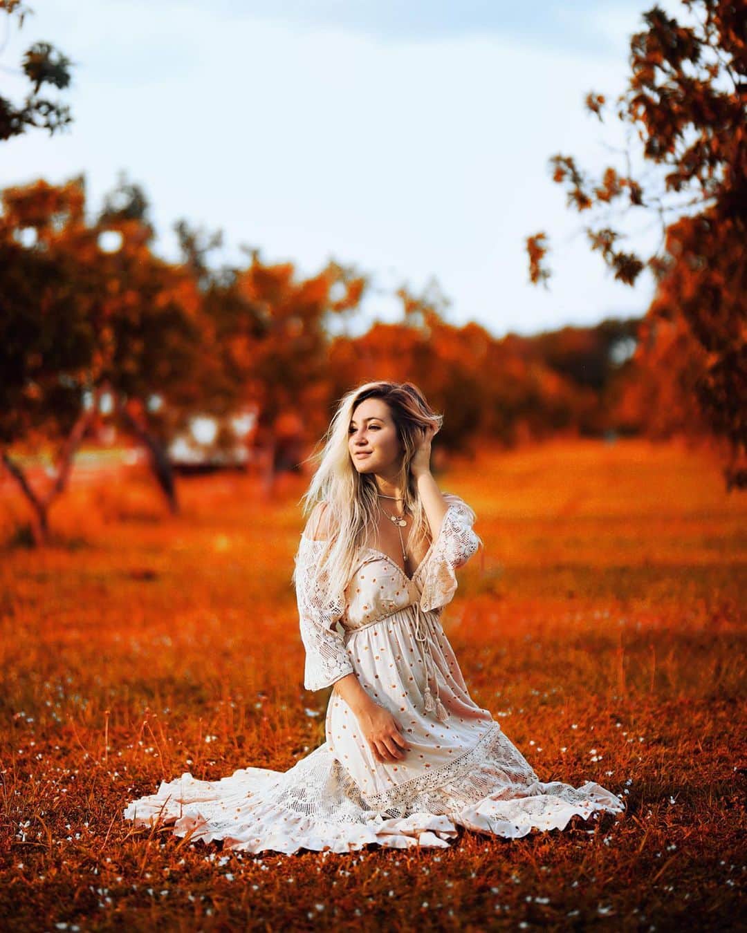 サシャ・カリスのインスタグラム：「“Autumn... the year’s last, loveliest smile.” -William Bryant Jewelry by @spheramilano 🧡」