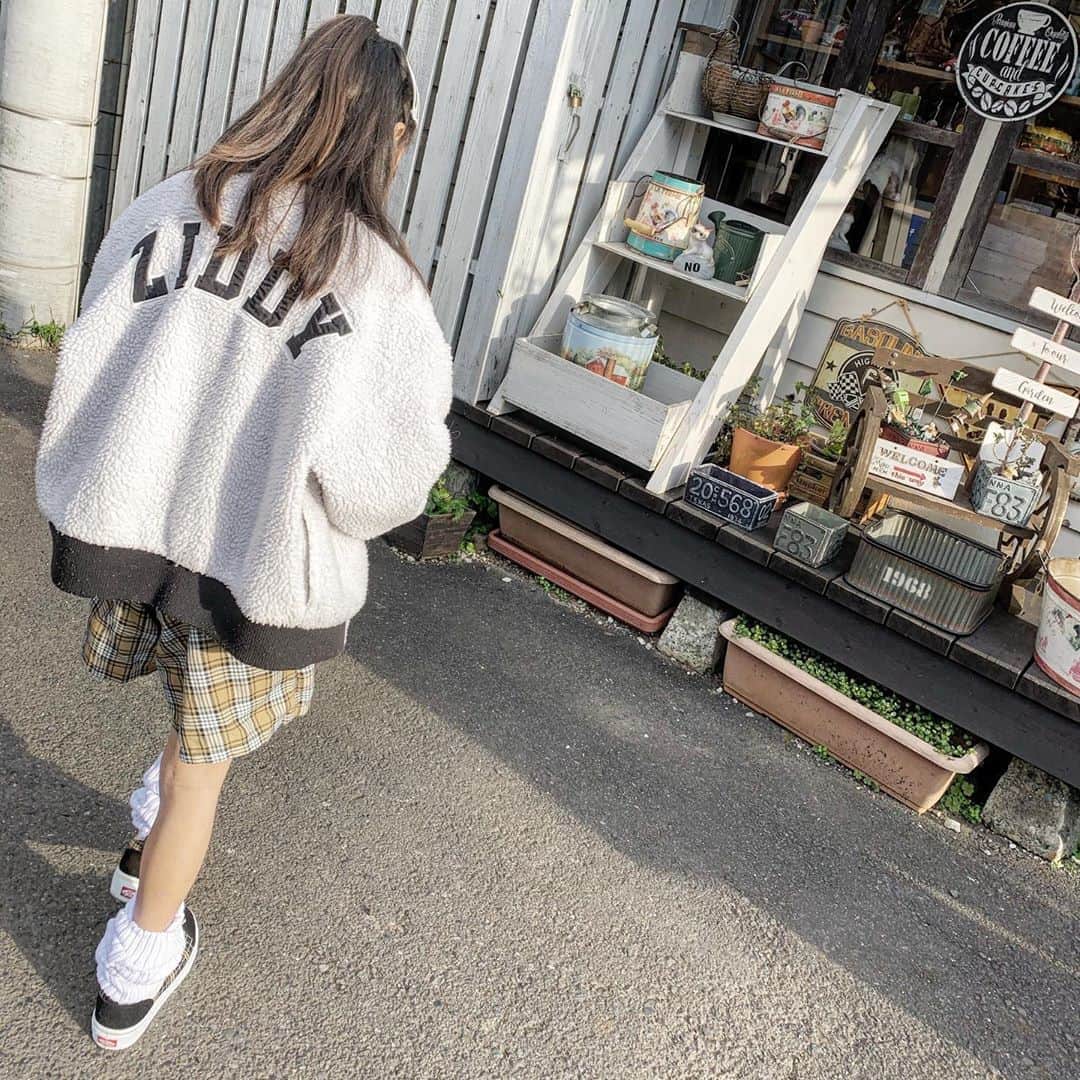 町田亜里香のインスタグラム：「#ジョンソンタウン . . じゅなの後姿撮ったら映えた📸♡ . . #小学生コーデ #小学生女子  #js5 #jsガール #js #小学5年生  #11歳 #女の子　#女の子コーデ  #ママ #16歳で妊娠した話  #16歳差親子 #code #キッズコーデ  #キッズコーデ女の子　#kids #kidsfashion  #kidscode」