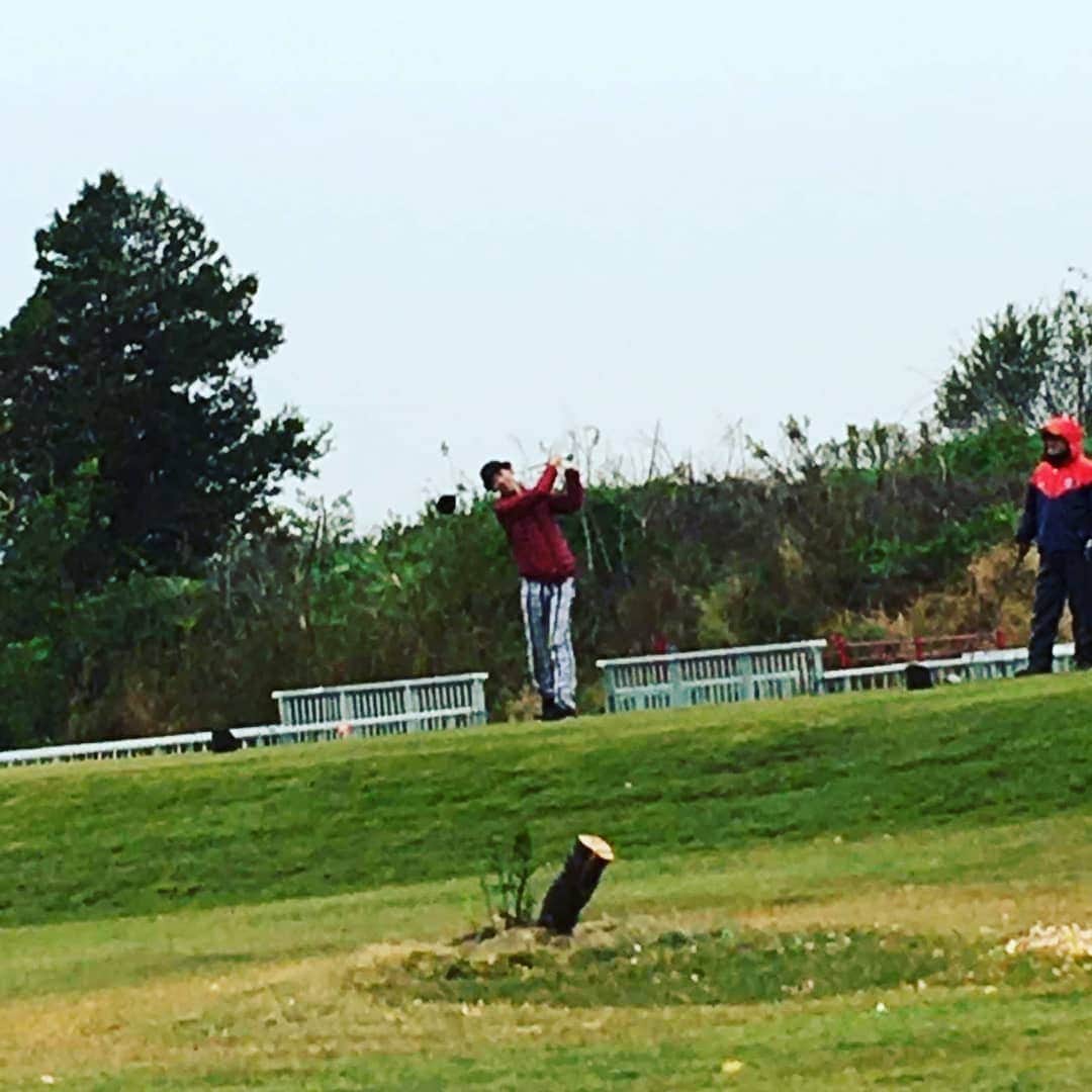 東朋宏さんのインスタグラム写真 - (東朋宏Instagram)「先週行ったゴルフの写真‼️ 赤プル、松丘さん夫妻と大木屋のやすひろくん‼️ やすひろくんが前のセグウェイゴルフの写真を見て行こうって言ってくれて実現したんだけど、やっぱ自分から行こうって言うだけあって上手かったわ。。。(笑)  さぁ、今週は人生初めてのコンペが控えてる。。。 迷惑かけないように頑張らなきゃ‼️ #ゴルフ #セグウェイ #チャイム #赤プル #大木屋 #もんじゃ #ステーキ #エアーズロック #コンペ #この日最悪だったから心配」12月2日 23時55分 - tomohiro_azuma