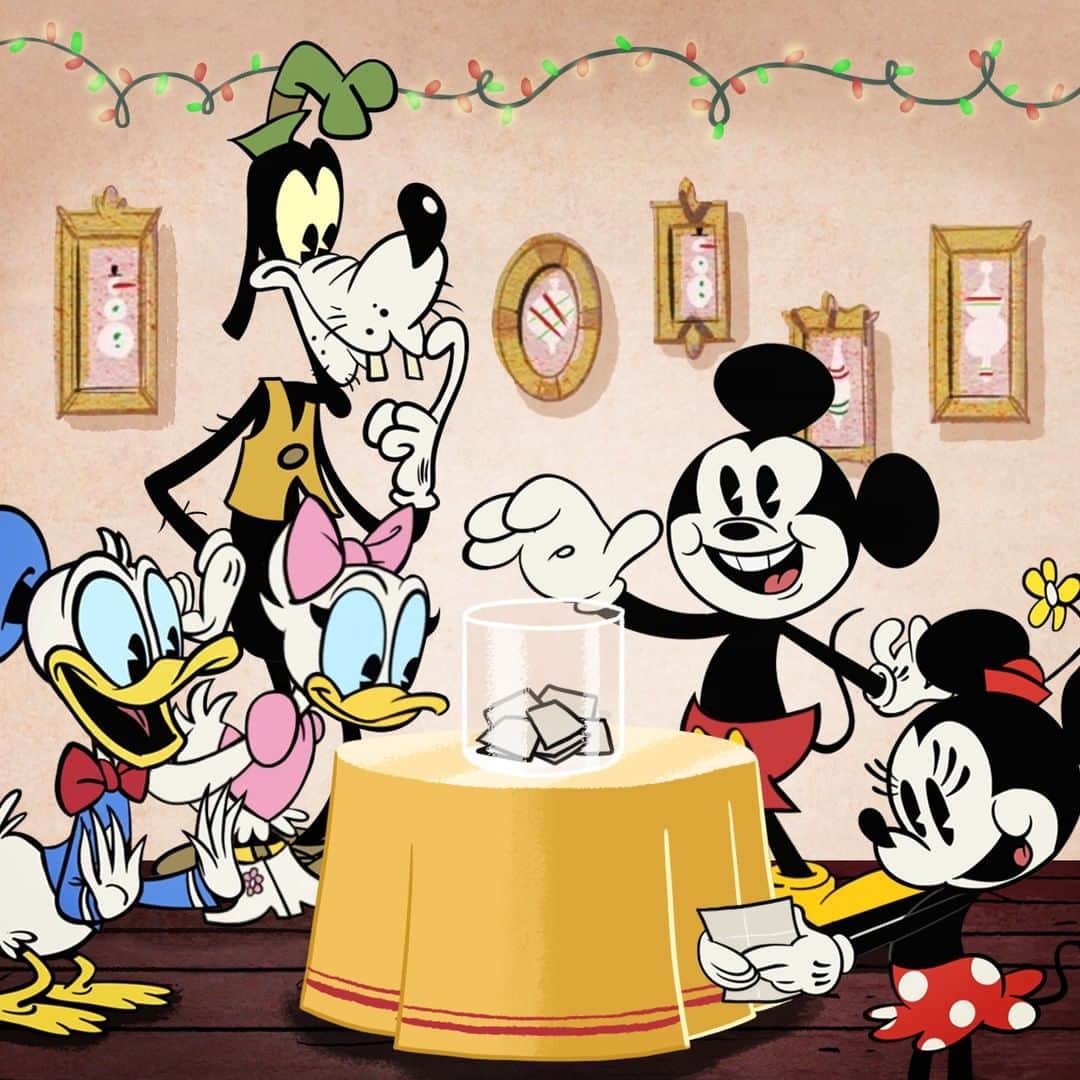 ミッキーマウスさんのインスタグラム写真 - (ミッキーマウスInstagram)「Time to get gifting. 🎁 Drop a 🎅if you want Mickey to be your Secret Santa!」12月3日 0時00分 - mickeymouse