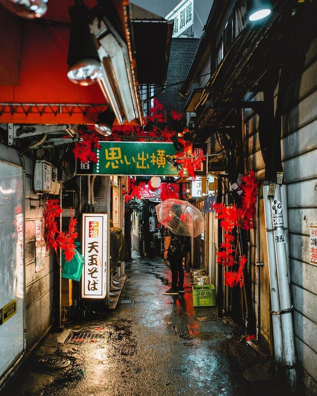 ライカさんのインスタグラム写真 - (ライカInstagram)「A moment of deceleration in the otherwise so busy streets of Tokyo. A man waiting in a side street in front of a noodle bar for a free space, captured by @seattlesteve.  #📷🔴 #Leicacamera #leicagram #leicaphotography #leicaphoto #leica_world #documentingtokyo #streetphoto #welltraveled #exploretocreate #neverstopexploring #letsgosomewhere #exploremore」12月3日 0時00分 - leica_camera