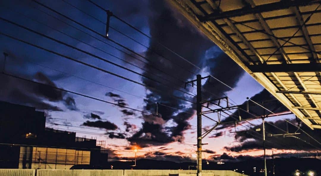 のインスタグラム：「ふと顔をあげたら「秒速5センチメートル」並みの空模様だったので📸 ＊ 私は「言の葉の庭」の映像を見て新海さんの作品に惚れました。 また「君の名は。」も「天気の子」も。絵が大好きなTSUCHIYAにとって新海さんの作品はどれも捨てがたいです。 ＊ #photo #twilight #landscape #anime #新海誠 #秒速5センチメートル #天気の子 #君の名は #Qyoto #TSUCHIYA #guitar #guitarist #like #picture」