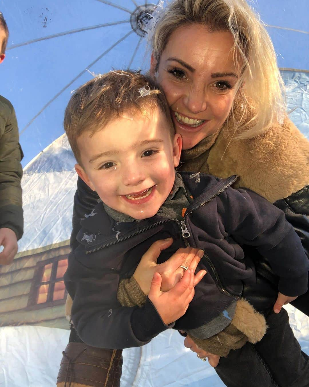 ヘレン・スケルトンさんのインスタグラム写真 - (ヘレン・スケルトンInstagram)「First time in a snow globe😍 living to make his face light up like this as this as often as possible #myboy #themagicofchristmas #firstborn #bestie」12月3日 0時07分 - helenskelton