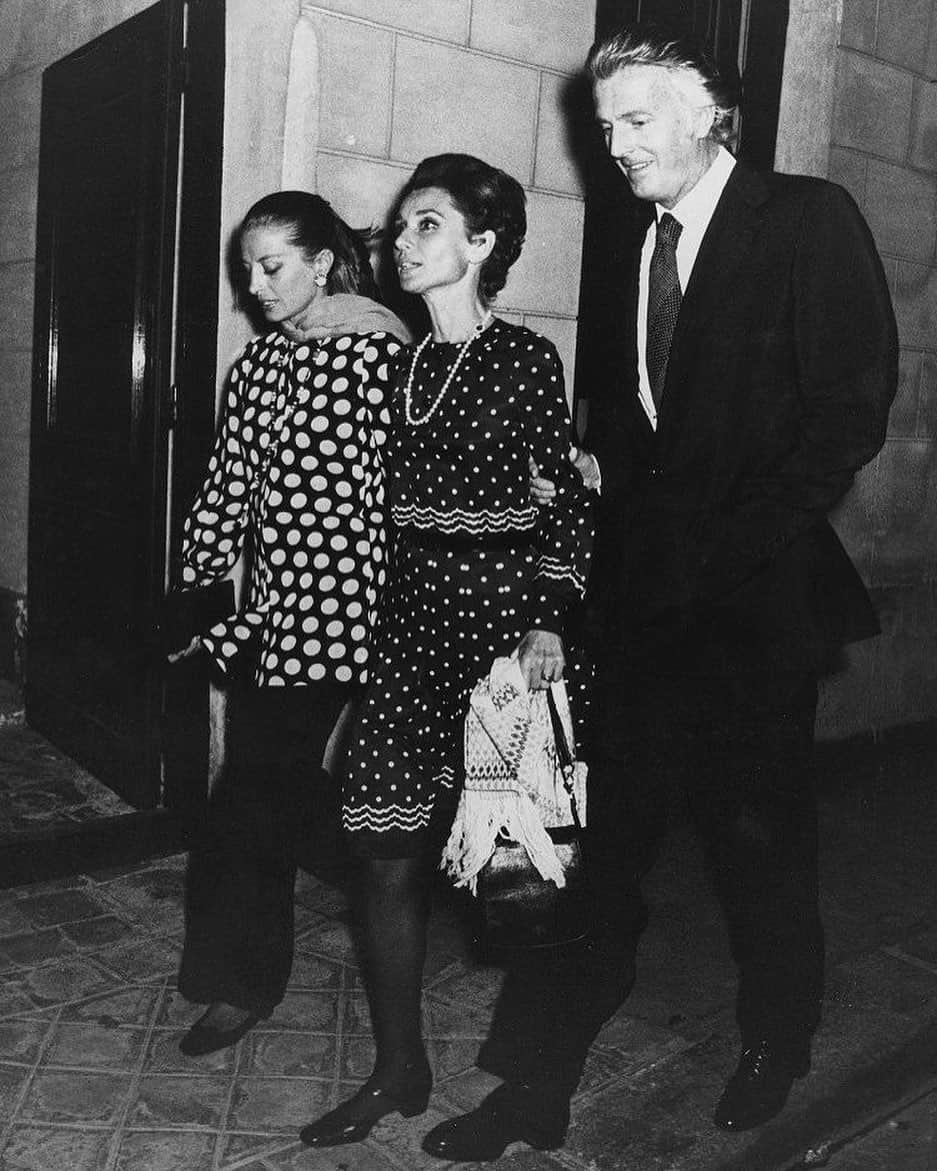 Meganさんのインスタグラム写真 - (MeganInstagram)「Capucine, Audrey Hepburn and Hubert de Givenchy after dinner at Maxim’s in Paris, 1972 ✨ #hubertdegivenchy #givenchy #capucine #audryhepburn #maximsparis」12月3日 0時08分 - zanzan_domus