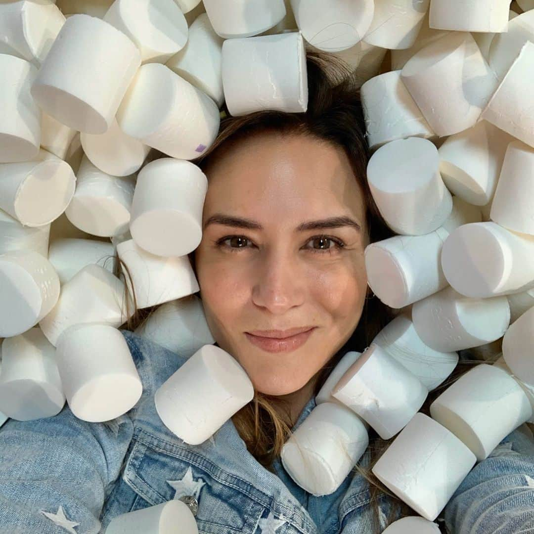 Erika De La Vegaさんのインスタグラム写真 - (Erika De La VegaInstagram)「El sugar rush suficiente para empezar la semana.  Si están en Miami vayan a @thecandytopia para que gocen y salgan con hiperglicemia 🍭 DESLIZA ➡️」12月3日 0時16分 - erikadlvoficial