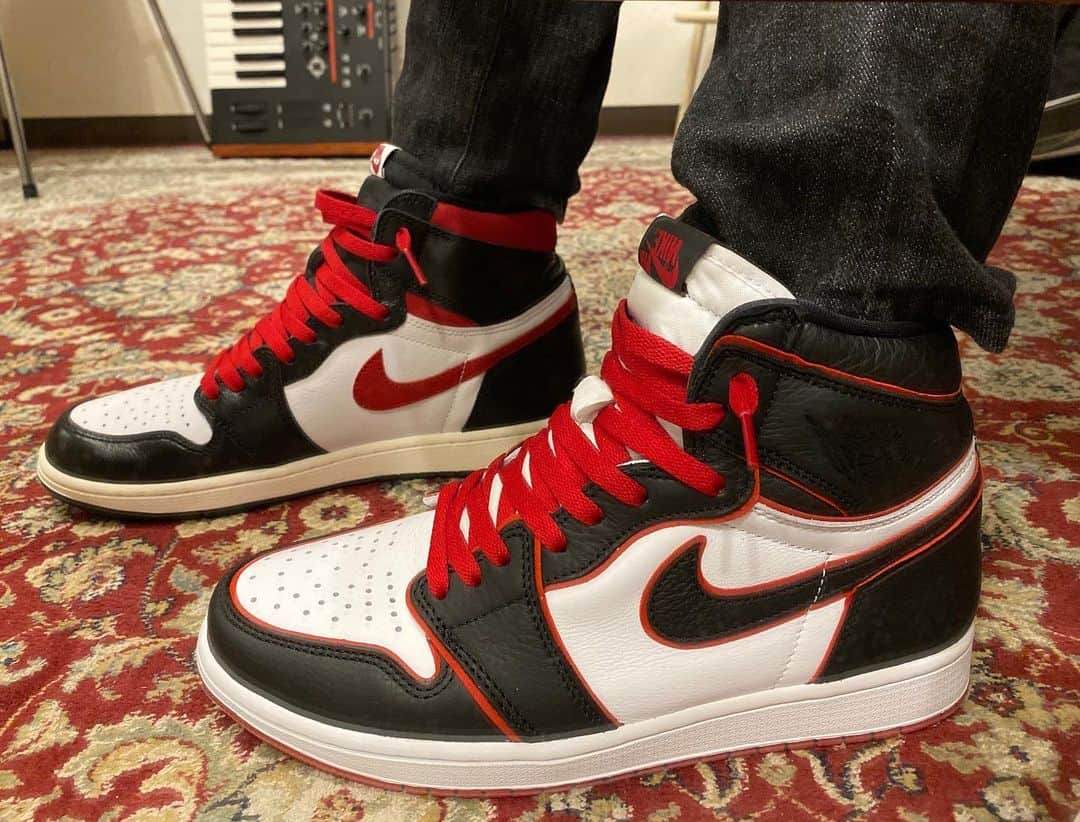 ミトさんのインスタグラム写真 - (ミトInstagram)「・ ・ Air Jordan 1 Retro High OG “Bloodline” ・ 最初にこれを見た時は、 ・ 「カッコいいけど自分の"Gym Red"に色が近いな」 ・ と思って買うのはいいかなって思ってた。 ・ でも、そのあとふと、、、 ・ 「これ…もし俺の"Gym Red"と左右別で履いたら、 ・ スニーカー・ヘッズの言う"バカ履き"出来るじゃん！」 ・ そう思った瞬間、即座にゲットしました。 ・ ・ 買って早々に"Bloodline"に付属してるシューレース、 ・ "WHO SAID MAN WAS NOT MEANT TO FLY."に替えて、 ・ Gym  Redにも同じシューレースを結んでみたら… ・ ぎやー！ヤバいカッコ良すぎるじゃないかあああ！！ ・ こ、これは、、もう贅沢過ぎて何とも言えん… ・ これはちょっと予想を遥かに超えてカッコ良くて、 ・ 正直ビビりました。。 ・ もちろん普通の赤のシューレースでも最高だし、、 ・ 初の"バカ履き"としては完璧じゃないか、と。。 ・ うわあ、これ早く履いて街歩きたい！！！ ・ …てか、わかってくれる人どんだけいるんだろうな？笑 ・ ・ #aj1bloodline #aj1gymred #airjordan1 #airjordan1high #retrohiog #nike #sneakers #sneakerhead #エアジョーダン1 #ナイキスニーカー #スニーカー #ジムレッド #ブラッドライン #バカ履き #バカ履きって英語で何て言うの？ #clammbon #クラムボン #ミト #ミトムボン」12月3日 0時24分 - micromicrophone